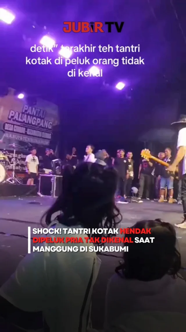 Momen tak terduga terjadi saat Tantri Kotak tampil di Pantai Palangpang, Geopark Ciletuh, Kabupaten Sukabumi, Jumat (17/7/2026).

Di penghujung penampilannya, seorang pria tiba-tiba naik ke atas panggung dan diduga berusaha memeluk Tantri. Beruntung, kru Kotak bergerak cepat mengamankan situasi sehingga insiden tidak berlanjut.

Melalui media sosial, Tantri mengaku masih terkejut atas kejadian tersebut. Ia berharap panggung tetap menjadi ruang yang aman bagi musisi, kru, dan seluruh pihak yang terlibat dalam sebuah pertunjukan.

Meski sempat mengalami insiden itu, Tantri tetap mengapresiasi antusiasme penonton yang hadir dan menikmati jalannya konser.

Sc: Berbagai Sumber
Editor: Tino

#jubirtv #jubirtvnewscom #tantrikotak #bandkotak #sukabumi #geoparkciletuh #pantaipalangpang #konser #viral #beritahariini #musik