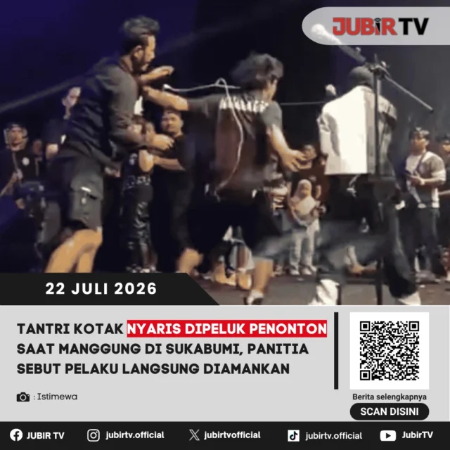 🎤 Momen penampilan Tantri Kotak di Sukabumi sempat diwarnai insiden tak terduga. Seorang penonton tiba-tiba naik ke panggung dan berusaha memeluk sang vokalis. Beruntung, petugas keamanan dan panitia bergerak cepat sehingga pelaku langsung diamankan tanpa mengganggu jalannya acara lebih lanjut.

📌 𝐈𝐧𝐟𝐨 𝐥𝐞𝐧𝐠𝐤𝐚𝐩𝐧𝐲𝐚 𝐜𝐞𝐤 𝐝𝐢 𝐬𝐭𝐨𝐫𝐲 & 𝐬𝐨𝐫𝐨𝐭𝐚𝐧

#jubirtv #jubirtvnewscom #tantrikotak #kotak #sukabumi #ciemas #pantaipalangpang #konsermusik #beritasukabumi #viral
