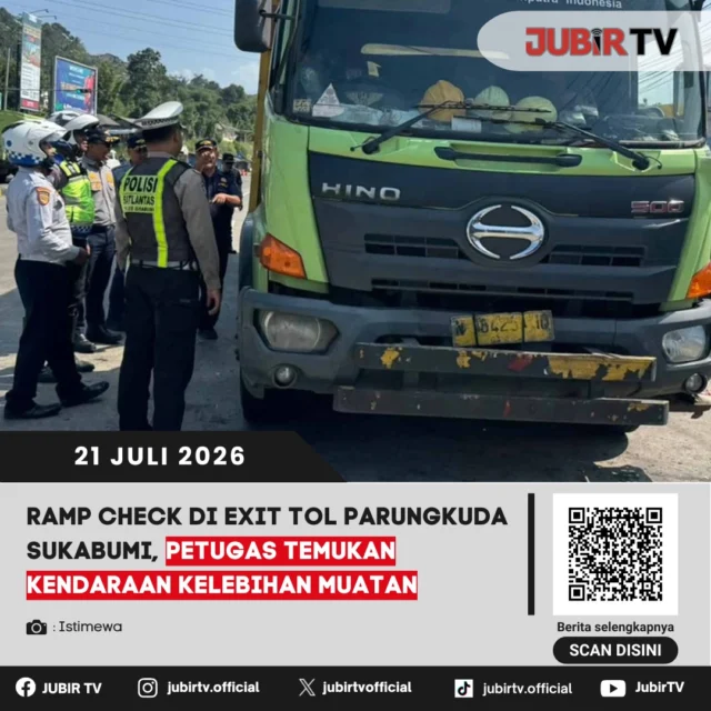 🚛 Petugas menggelar ramp check di Exit Tol Parungkuda dan menemukan sejumlah kendaraan angkutan yang membawa muatan melebihi kapasitas. Pemeriksaan ini dilakukan untuk memastikan keselamatan kendaraan sekaligus mencegah potensi kecelakaan di jalan raya.

📌 𝐈𝐧𝐟𝐨 𝐥𝐞𝐧𝐠𝐤𝐚𝐩𝐧𝐲𝐚 𝐜𝐞𝐤 𝐝𝐢 𝐬𝐭𝐨𝐫𝐲 & 𝐬𝐨𝐫𝐨𝐭𝐚𝐧

#jubirtv #jubirtvnewscom #parungkuda #kabupatensukabumi #rampcheck #dishub #satlantas #keselamatanberkendara #angkutanbarang #beritasukabumi