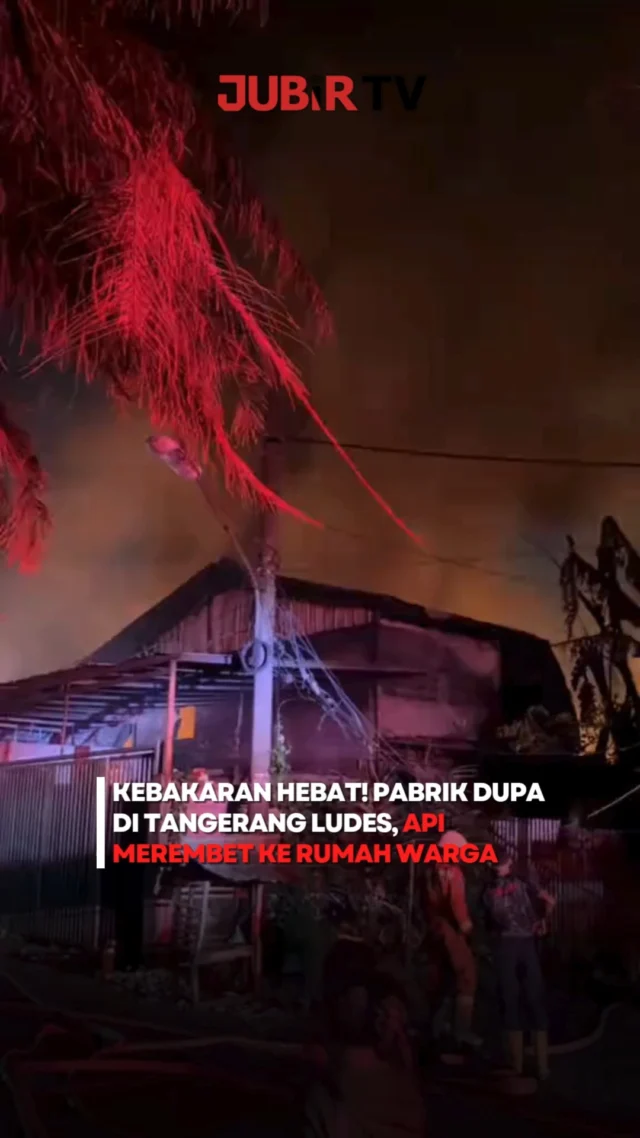 Kebakaran hebat melanda sebuah pabrik produksi dupa di Jalan Raya Bayur, Kelurahan Periuk Jaya, Kecamatan Periuk, Kota Tangerang, Senin (20/7/2026) sore.

Api dengan cepat membesar karena banyaknya material yang mudah terbakar di dalam pabrik. Kobaran api bahkan merembet ke bangunan di sekitar lokasi hingga menghanguskan sedikitnya tiga rumah warga dan tiga sepeda motor.

Sebanyak 14 unit mobil pemadam kebakaran dikerahkan untuk memadamkan api dan mencegah kebakaran meluas. Tidak ada korban jiwa dalam insiden ini, namun tiga karyawan sempat pingsan akibat menghirup asap dan telah mendapat penanganan medis.

Hingga saat ini, penyebab kebakaran masih dalam penyelidikan pihak berwenang.

Sc: Berbagai Sumber
Editor: Tino

#jubirtv #jubirtvnewscom #tangerang #kebakaran #periuk #damkar #bpbd #banten #beritahariini #viral #breakingnews