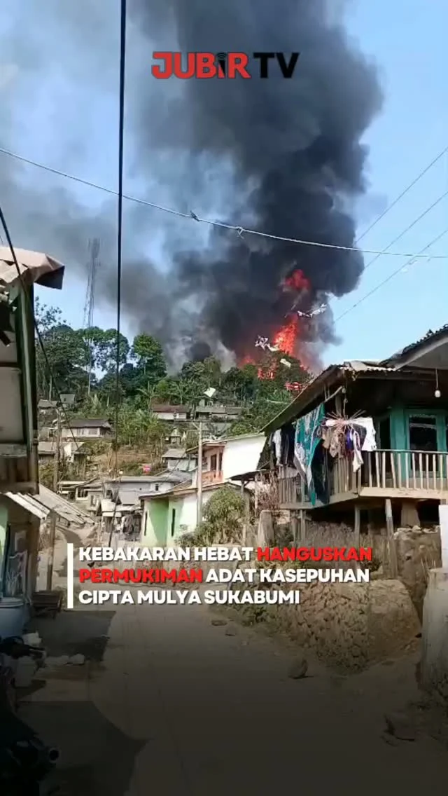 Kebakaran hebat melanda kawasan permukiman masyarakat adat Kasepuhan Cipta Mulya, Desa Sirnaresmi, Kecamatan Cisolok, Kabupaten Sukabumi, pada Sabtu (25/7/2026) siang. 

Peristiwa tersebut memicu kepanikan warga setelah kobaran api dengan cepat membesar dan merembet ke sejumlah bangunan di kawasan permukiman.

Hingga berita ini diterbitkan, penyebab kebakaran belum diketahui. Petugas masih melakukan pemadaman sekaligus pendataan terhadap jumlah bangunan yang terdampak, kemungkinan adanya korban jiwa, serta besaran kerugian material.

#jubirtv #jubirtvnewscom #kebakaran #kebakaranrumah #kasepuhanciptamulya