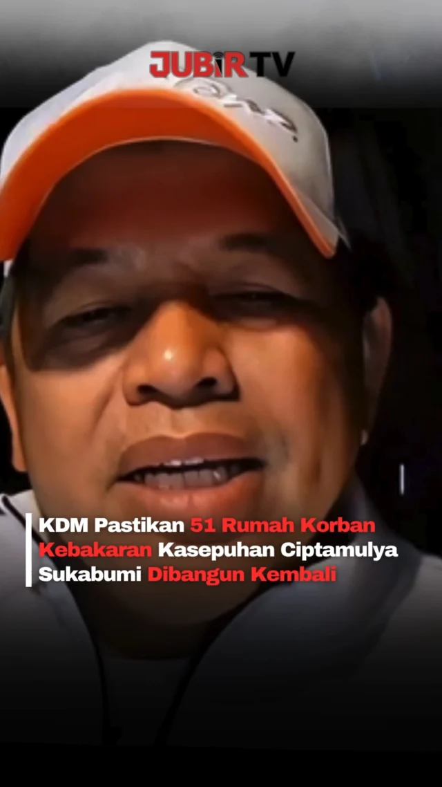 Harapan baru datang untuk warga Kampung Adat Kasepuhan Ciptamulya, Desa Sirnaresmi, Kecamatan Cisolok, Kabupaten Sukabumi.

Gubernur Jawa Barat Dedi Mulyadi memastikan Pemerintah Provinsi Jawa Barat akan membangun kembali 51 rumah yang hangus terbakar dalam musibah kebakaran yang terjadi pada Sabtu (25/7/2026).

Menurut KDM, Kasepuhan Ciptamulya merupakan bagian dari kekayaan budaya Jawa Barat yang harus dijaga. Ia juga meminta masyarakat tetap tenang karena pemerintah akan segera turun untuk memulai proses pemulihan dan pembangunan kembali kawasan terdampak.

Sebelumnya, kebakaran menghanguskan puluhan rumah, termasuk Imah Gede, dan menyebabkan sekitar 70 kepala keluarga atau lebih dari 400 jiwa harus mengungsi.

Semoga proses pemulihan berjalan lancar dan warga bisa segera kembali beraktivitas. 🙏

Editor: Tino

#jubirtv #jubirtvnewscom #dedimulyadi #kdm #sukabumi #kasepuhanciptamulya #cisolok #sirnaresmi #kebakaran #jawabarat #beritasukabumi