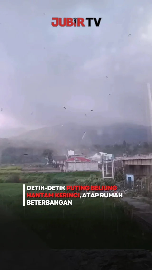 Angin puting beliung menerjang Desa Tutung Bungkuk dan Desa Koto Rendah, Kecamatan Siulak, Kabupaten Kerinci, Jambi, pada Senin (27/7/2026) sekitar pukul 18.40 WIB.

Peristiwa yang terjadi menjelang malam itu mengakibatkan lebih dari 30 rumah warga mengalami kerusakan, mulai dari rusak ringan hingga rusak berat. Kencangnya angin membuat atap rumah beterbangan, merusak bagian bangunan, serta berdampak pada sejumlah fasilitas milik warga.

BPBD bersama pihak terkait masih melakukan pendataan terhadap rumah-rumah yang terdampak. Sementara itu, BMKG mengingatkan bahwa meski wilayah Jambi tengah memasuki musim kemarau, potensi angin puting beliung masih dapat terjadi akibat pertumbuhan awan Cumulonimbus (CB).

Sc: Berbagai Sumber
Editor: Tino

#jubirtv #jubirtvnewscom #putingbeliung #kerinci #jambi #siulak #bencana #cuacaekstrem #bpbd #bmkg #beritaterkini