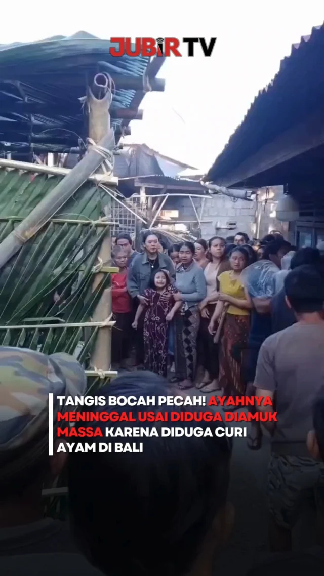 🕊️ Suasana duka menyelimuti sebuah keluarga di Bali setelah seorang pria berinisial KD meninggal dunia usai diduga menjadi korban pengeroyokan massa karena dituduh mencuri ayam aduan. Peristiwa itu terjadi di Banjar Dinas Juwuk Legi, Desa Batunya, Kecamatan Baturiti, Kabupaten Tabanan, Bali, pada Jumat (24/7/2026) dini hari.

Momen yang paling menyita perhatian adalah ketika putri korban yang masih duduk di bangku kelas 1 SD menangis histeris sambil memanggil ayahnya saat jenazah tiba di rumah duka. Video tersebut pun viral dan mengundang simpati warganet.

Selain diduga dikeroyok, sepeda motor korban juga dilaporkan dibakar warga. Hingga kini, pihak kepolisian masih menyelidiki dugaan pencurian maupun kasus pengeroyokan yang menyebabkan korban meninggal dunia.

Peristiwa ini menjadi pengingat agar setiap dugaan tindak pidana diserahkan kepada aparat penegak hukum dan tidak diselesaikan dengan tindakan main hakim sendiri.

Sc: Berbagai Sumber
Editor: Tino

#jubirtv #jubirtvnewscom #bali #tabanan #beritabali #viral #mainhakimsendiri #pengeroyokan #kriminal #beritaterkini #indonesia