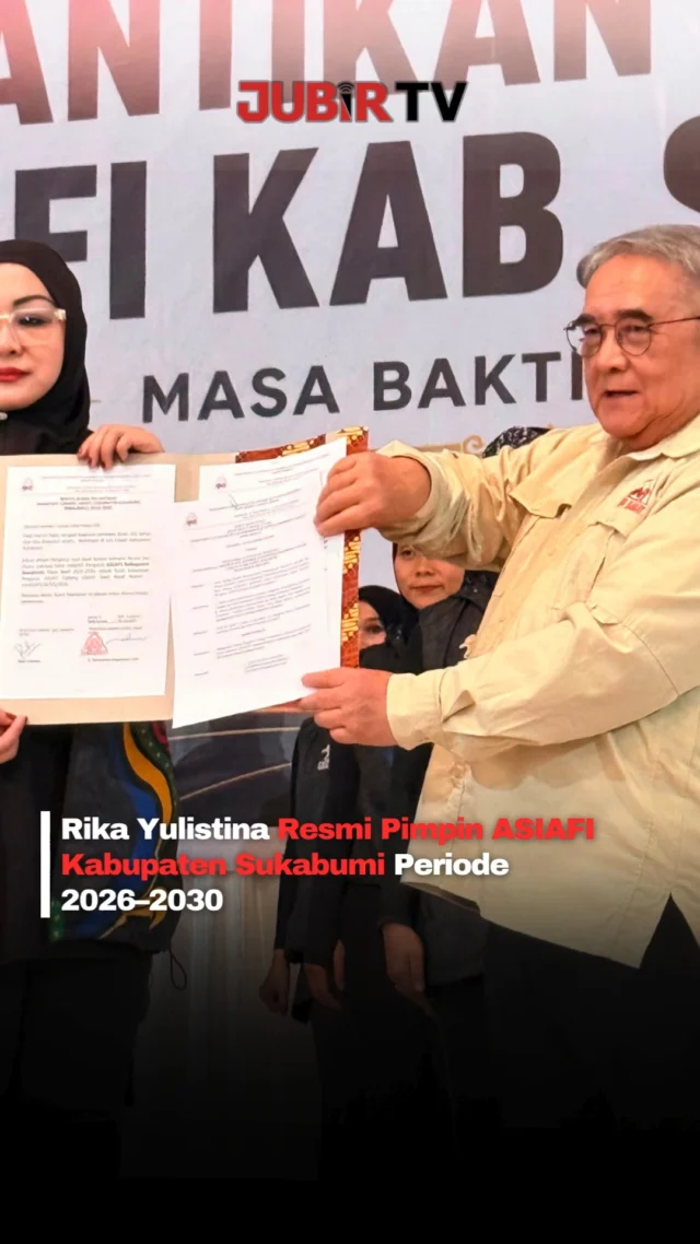 Rika Yulistina resmi dilantik sebagai Ketua ASIAFI (Asosiasi Instruktur Aerobik dan Fitness Indonesia) Kabupaten Sukabumi periode 2026–2030 di GOR Cisaat, Rabu (29/7/2026).

Mengusung visi mencetak instruktur yang profesional, kompeten, dan berintegritas, kepengurusan baru berkomitmen mendorong budaya hidup sehat melalui peningkatan kompetensi instruktur, pelatihan dan sertifikasi, penguatan tata kelola organisasi, serta memperluas kolaborasi dengan berbagai pihak.

Ke depan, ASIAFI Kabupaten Sukabumi juga akan menggelar pelatihan, seminar, kompetisi, hingga kegiatan sosial sebagai upaya mendukung terwujudnya masyarakat Sukabumi yang lebih sehat, bugar, dan berprestasi.

Editor: Tino

#jubirtv #jubirtvnewscom #asiafi #asiafisukabumi #rikayulistina #kabupatensukabumi #olahraga #fitness #aerobik #kormi #beritasukabumi