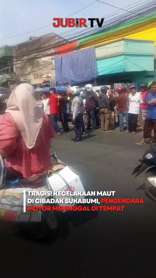 Kecelakaan lalu lintas yang merenggut korban jiwa terjadi di Jalan Raya Bogor-Sukabumi, tepatnya di Kelurahan Cibadak, Kecamatan Cibadak, Kabupaten Sukabumi, pada Selasa (28/7/2026) sekitar pukul 10.00 WIB.

Insiden melibatkan sebuah Mitsubishi L300 atau yang dikenal sebagai Colt Bogoran dengan sepeda motor Honda Vario. Berdasarkan keterangan kepolisian, kecelakaan terjadi ketika kedua kendaraan sama-sama mengambil lajur kanan untuk mendahului kendaraan di depannya dari arah berlawanan, hingga tabrakan tidak dapat dihindari.

Akibat benturan tersebut, pengendara sepeda motor berinisial S (62), warga Kecamatan Cicurug, mengalami cedera berat dan dinyatakan meninggal dunia. Sementara itu, kasus kecelakaan masih dalam penanganan Satlantas Polres Sukabumi untuk penyelidikan lebih lanjut.

Selalu utamakan keselamatan saat berkendara dan pastikan kondisi jalan di depan benar-benar aman sebelum mendahului kendaraan lain.

Editor: Tino

#jubirtv #jubirtvnewscom #sukabumi #cibadak #kecelakaan #kecelakaanmaut #bogorsukabumi #satlantassukabumi #jawabarat #beritaterkini #beritasukabumi