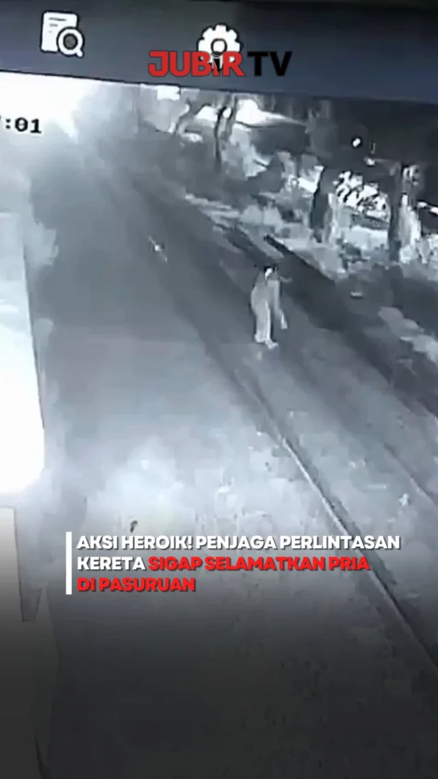 Aksi sigap seorang penjaga pintu perlintasan kereta api berhasil menyelamatkan seorang pria dari situasi berbahaya di Desa Masangan, Kecamatan Bangil, Kabupaten Pasuruan, Jawa Timur, pada Minggu (26/7/2026) malam.

Berdasarkan rekaman CCTV, pria tersebut terlihat berjalan menuju jalur rel saat kereta api sedang melintas. Menyadari kondisi yang membahayakan, penjaga perlintasan langsung berlari dan menarik pria itu menjauh dari rel sesaat sebelum kereta melintas.

Berkat tindakan cepat tersebut, pria itu berhasil diselamatkan dan tidak mengalami kecelakaan. Hingga kini, belum diketahui alasan pria tersebut berada di jalur rel. Dugaan mengenai motifnya masih menunggu keterangan resmi dari pihak berwenang.

Aksi heroik penjaga perlintasan pun menuai apresiasi dari masyarakat atas respons cepatnya dalam mencegah jatuhnya korban.

Sc: Berbagai Sumber
Editor: Tino

#jubirtv #jubirtvnewscom #pasuruan #bangil #keretaapi #perlintasankereta #jawatimur #viral #cctv #beritaterkini #indonesia