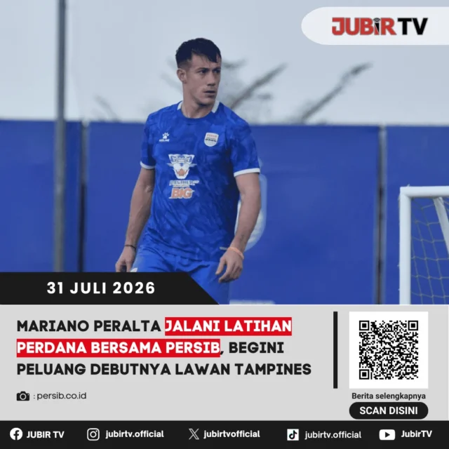 ⚽ Mariano Peralta akhirnya menjalani latihan perdana bersama Persib Bandung. Kehadiran pemain anyar asal Argentina itu menambah opsi di lini serang Maung Bandung, namun peluangnya melakoni debut saat menghadapi Tampines Rovers masih bergantung pada keputusan pelatih Igor Tolic yang tak ingin mengambil risiko terhadap kondisi kebugarannya.

📌 𝐈𝐧𝐟𝐨 𝐥𝐞𝐧𝐠𝐤𝐚𝐩𝐧𝐲𝐚 𝐜𝐞𝐤 𝐝𝐢 𝐬𝐭𝐨𝐫𝐲 & 𝐬𝐨𝐫𝐨𝐭𝐚𝐧

#jubirtv #jubirtvnewscom #persib #persibbandung #bobotoh #marianoperalta #pialapresiden2026 #tampinesrovers #maungbandung #beritaolahraga