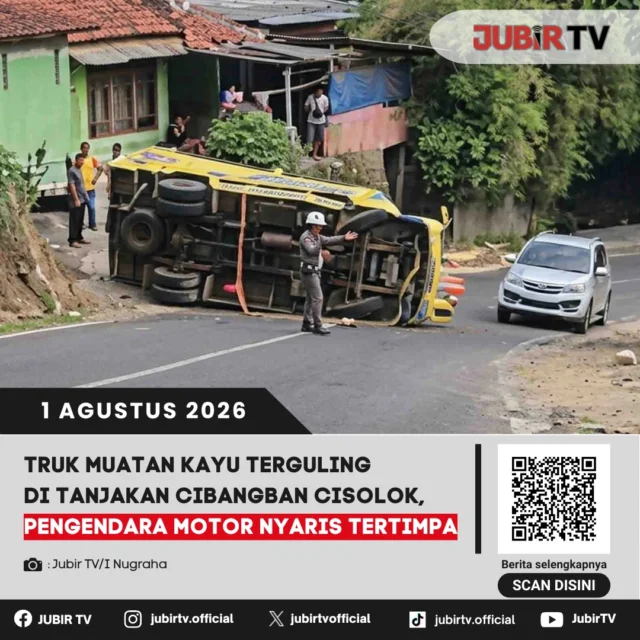 🚛 Sebuah truk bermuatan kayu terguling di Tanjakan Cibangban, Kecamatan Cisolok, Kabupaten Sukabumi. Insiden yang diduga terjadi karena truk tidak kuat menanjak itu sempat membuat pengendara motor di belakangnya nyaris tertimpa. Beruntung tidak ada korban jiwa, meski arus lalu lintas sempat terganggu akibat muatan kayu yang berserakan di badan jalan.

📌 𝐈𝐧𝐟𝐨 𝐥𝐞𝐧𝐠𝐤𝐚𝐩𝐧𝐲𝐚 𝐜𝐞𝐤 𝐝𝐢 𝐬𝐭𝐨𝐫𝐲 & 𝐬𝐨𝐫𝐨𝐭𝐚𝐧

#jubirtv #jubirtvnewscom #cisolok #trukterguling #kecelakaan #kabupatensukabumi #lalulintas #beritasukabumi #jawabarat #trukkayu