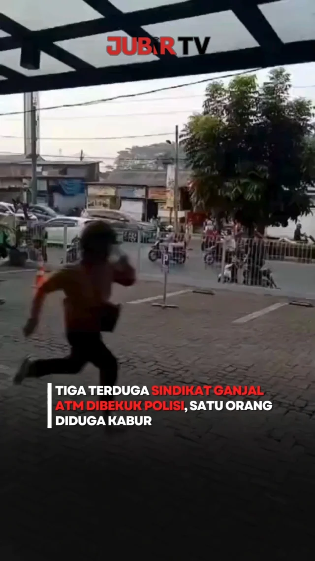 Tiga terduga pelaku sindikat ganjal ATM diamankan aparat dalam penyergapan di Jalan Siliwangi, Pamulang, Tangerang Selatan, Kamis (30/7/2026).

Berdasarkan informasi yang beredar, aparat menyergap para terduga pelaku di depan RSIA Buah Hati. Dalam video yang viral, tiga orang berhasil diamankan, sementara satu orang lainnya diduga melarikan diri. Proses penangkapan disebut sempat diwarnai tembakan peringatan dan menarik perhatian warga hingga menyebabkan arus lalu lintas tersendat.

Hingga kini, pihak kepolisian belum memberikan keterangan resmi terkait kronologi, identitas, maupun status hukum para terduga pelaku.

Sc: Berbagai Sumber
Editor: Tino

#jubirtv #jubirtvnewscom #ganjalatm #pamulang #tangerangselatan #kriminal #polisi #resmob #beritaviral #infoindonesia #kejadianhariini
