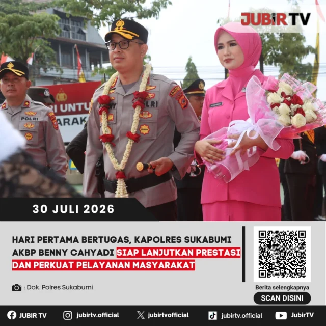 👮 Hari pertama bertugas sebagai Kapolres Sukabumi, AKBP Benny Cahyadi menegaskan komitmennya untuk melanjutkan berbagai capaian positif sekaligus memperkuat pelayanan kepada masyarakat. Ia juga mengajak seluruh jajaran Polres Sukabumi menjaga sinergi dengan pemerintah daerah, TNI, dan seluruh elemen masyarakat demi menciptakan situasi kamtibmas yang aman dan kondusif.

📌 𝐈𝐧𝐟𝐨 𝐥𝐞𝐧𝐠𝐤𝐚𝐩𝐧𝐲𝐚 𝐜𝐞𝐤 𝐝𝐢 𝐬𝐭𝐨𝐫𝐲 & 𝐬𝐨𝐫𝐨𝐭𝐚𝐧

#jubirtv #jubirtvnewscom #kapolressukabumi #akbpbennycahyadi #polressukabumi #pelayananmasyarakat #kamtibmas #kabupatensukabumi #beritasukabumi #polri