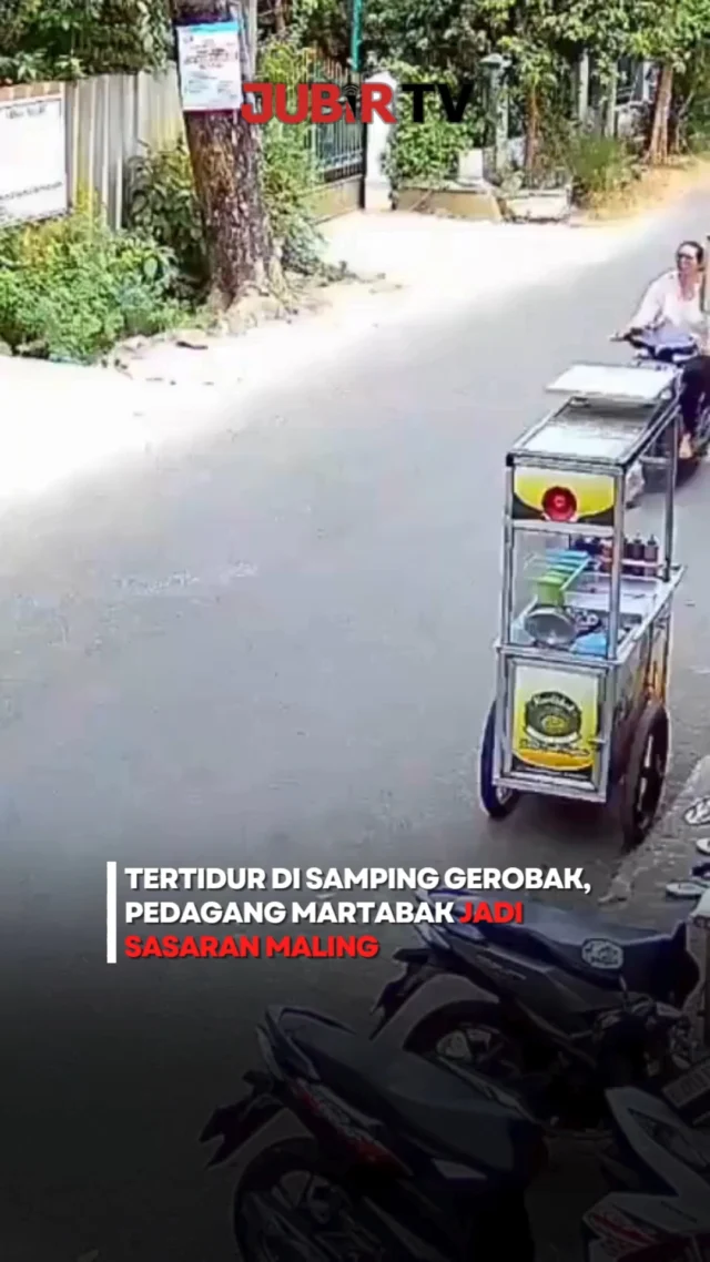 Seorang pedagang martabak mini menjadi korban pencurian saat tertidur karena kelelahan usai berdagang di Jalan AMD Raya, kawasan perbatasan Pesanggrahan, Jakarta Selatan dan Larangan, Kota Tangerang, pada Selasa (28/7/2026).

Memanfaatkan kondisi korban yang sedang terlelap di samping gerobaknya, pelaku membawa kabur tas selempang berisi uang tunai, jam tangan, kartu ATM, serta empat unit telepon seluler. Dua di antaranya diketahui merupakan hadiah ulang tahun yang baru dibeli korban untuk anaknya.

Aksi pencurian tersebut terekam kamera CCTV dan kini tengah diselidiki pihak kepolisian. Polisi telah melakukan olah TKP, memeriksa rekaman CCTV, serta berkoordinasi untuk mengungkap identitas pelaku.

Sc: Berbagai Sumber
Editor: Tino

#jubirtv #jubirtvnewscom #pencurian #pedagangmartabak #jakartaselatan #tangerang #cctv #kriminal #beritaterkini #viral #kejahatan
