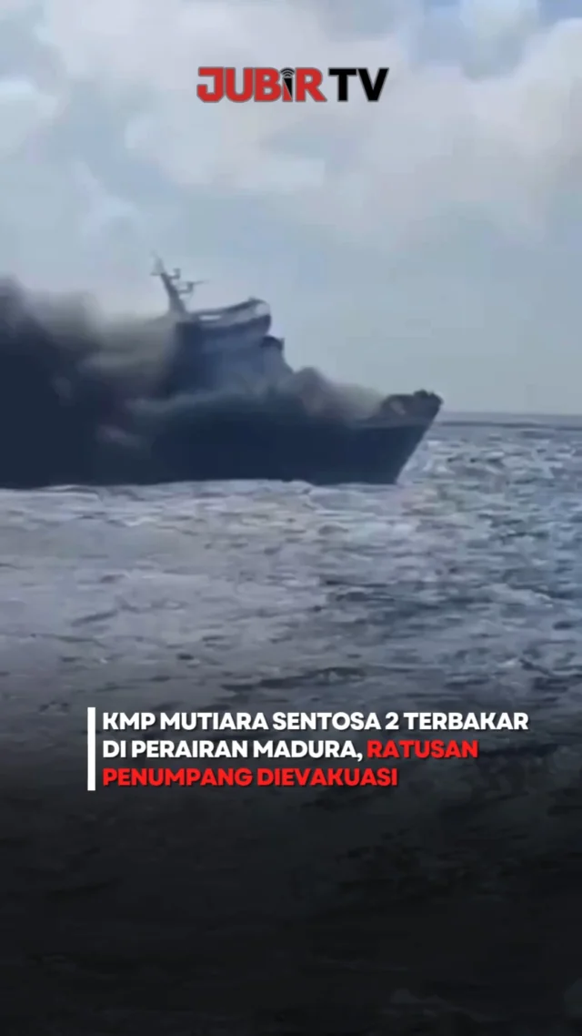 Kebakaran hebat melanda KMP Mutiara Sentosa 2 rute Surabaya–Makassar di perairan utara Madura, Kabupaten Sumenep, Jawa Timur, pada Minggu (2/8/2026).

Tim SAR bersama Syahbandar dan sejumlah kapal di sekitar lokasi langsung melakukan operasi penyelamatan setelah menerima laporan kebakaran dan sempat kehilangan komunikasi dengan nahkoda kapal.

Hingga sementara, 218 penumpang dilaporkan berhasil dievakuasi dalam keadaan selamat, sementara empat orang dinyatakan meninggal dunia. Proses pencarian, pendataan penumpang, serta penyelidikan penyebab kebakaran masih terus dilakukan oleh pihak berwenang.

Semoga seluruh korban yang masih dalam proses evakuasi segera ditemukan dan para keluarga diberi ketabahan menghadapi musibah ini.

Sc: Berbagai Sumber
Editor: Tino

#jubirtv #jubirtvnewscom #kmpmutiarasentosa2 #kapalterbakar #madura #sumenep #jawatimur #evakuasi #timsar #beritaterkini #tragedilaut