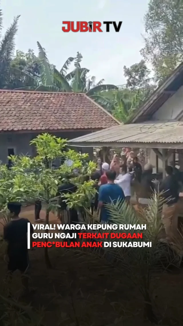 Suasana di Desa Cihaur, Kecamatan Simpenan, Kabupaten Sukabumi, memanas setelah beredar video yang memperlihatkan warga mengepung rumah seorang pria yang diduga terkait kasus penc*bulan terhadap anak di bawah umur, Jumat (31/7/2026).

Pemerintah desa menyebut belum menerima laporan resmi terkait dugaan tersebut. Sementara itu, Polres Sukabumi memastikan telah menurunkan personel untuk melakukan penyelidikan dan pendalaman atas informasi yang beredar di masyarakat.

Hingga saat ini, polisi menyatakan belum menerima laporan resmi maupun menemukan pihak yang diduga menjadi korban. Proses penyelidikan masih terus berlangsung.

Editor: Tino

#jubirtv #jubirtvnewscom #sukabumi #simpenan #cihaur #beritasukabumi #viral #polresukabumi #kejadianhariini #jawabarat #infojabar #beritaterkini