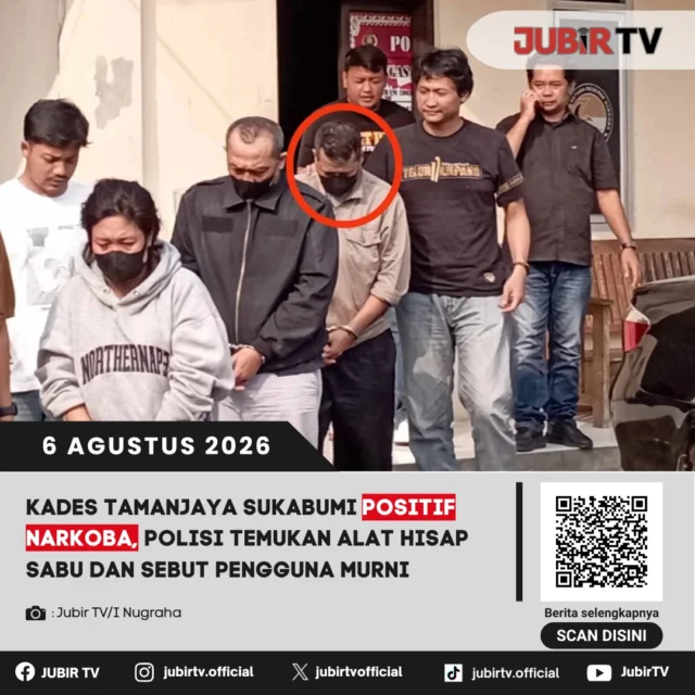 Teka-teki kasus dugaan penyalahgunaan narkoba yang menyeret Kepala Desa Tamanjaya, Kecamatan Ciemas, Kabupaten Sukabumi, Utis Sutisna (US), mulai terang benderang. Pihak kepolisian memastikan bahwa oknum kades aktif tersebut diamankan atas dugaan konsumsi narkotika jenis sabu dengan barang bukti berupa alat hisap (bong).

Wakapolres Sukabumi, Kompol Agus Susanto, mengungkapkan bahwa penangkapan US pada Rabu (5/8/2026) merupakan hasil pengembangan penyidikan oleh Satresnarkoba Polres Sukabumi terhadap dua pengedar berinisial EY dan I yang lebih dulu diringkus.

 𝐈𝐧𝐟𝐨 𝐥𝐞𝐧𝐠𝐤𝐚𝐩𝐧𝐲𝐚 𝐜𝐞𝐤 𝐝𝐢 𝐬𝐭𝐨𝐫𝐲 & 𝐬𝐨𝐫𝐨𝐭𝐚𝐧
#jubirtv #jubirtvnewscom #ciemas #kadestamanjaya #kriminal #polressukabumi