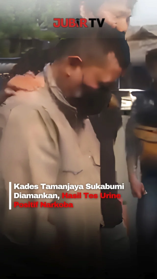 Kepala Desa Tamanjaya, Kecamatan Ciemas, Kabupaten Sukabumi, berinisial US, diamankan Satresnarkoba Polres Sukabumi terkait dugaan penyalahgunaan narkotika jenis sabu pada Rabu (5/8/2026).

Penangkapan tersebut merupakan hasil pengembangan dari kasus dua terduga pengedar sabu yang lebih dahulu diamankan polisi. Dari hasil penyelidikan, US diduga memesan sabu kepada salah satu terduga pengedar.

Meski tidak ditemukan barang bukti sabu, polisi menyita alat hisap sabu atau bong. Hasil tes urine juga menunjukkan US positif mengandung amphetamin atau metamphetamin. Polisi menyatakan US dikategorikan sebagai pengguna dan akan menjalani asesmen terpadu untuk menentukan penanganan lebih lanjut sesuai ketentuan yang berlaku.

Editor: Tino

#jubirtv #jubirtvnewscom #sukabumi #ciemas #narkoba #polressukabumi #satresnarkoba #jawabarat #beritasukabumi #beritaterkini #infokriminal