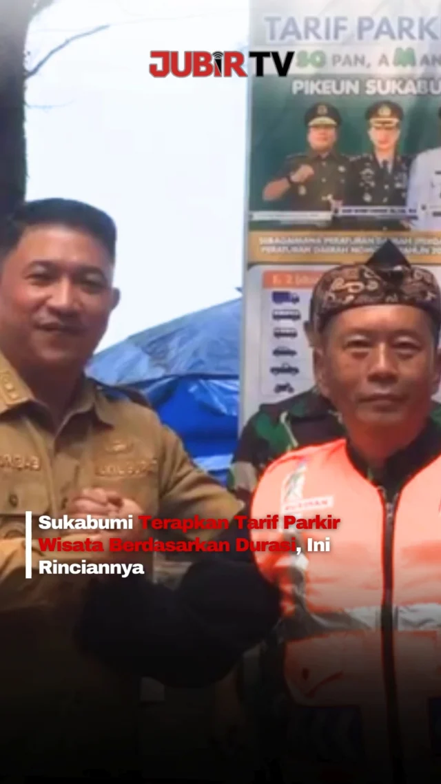 Pemerintah Kabupaten Sukabumi resmi meluncurkan Program Parkir Wisata SOMEAH (Sopan, aMan, Endah, dan berkAH) sebagai upaya menata sistem parkir di kawasan wisata agar lebih tertib, transparan, dan memberikan kepastian layanan bagi wisatawan. Program ini diluncurkan di Pantai Istana Presiden (IP) Citepus, Palabuhanratu, Senin (3/8/2026).

Melalui sistem baru, tarif parkir dihitung berdasarkan lama kendaraan berada di lokasi wisata. Selain itu, seluruh pengelola parkir diwajibkan memberikan karcis resmi, menggunakan atribut petugas, menerapkan tarif sesuai aturan, serta menjamin keamanan kendaraan wisatawan.

Pada tahap awal, Program Parkir Wisata SOMEAH diterapkan di 13 destinasi wisata di Kabupaten Sukabumi.

Editor: Tino

#jubirtv #jubirtvnewscom #sukabumi #palabuhanratu #parkirwisata #someah #wisatasukabumi #pantaisukabumi #disparsukabumi #jawabarat #beritasukabumi