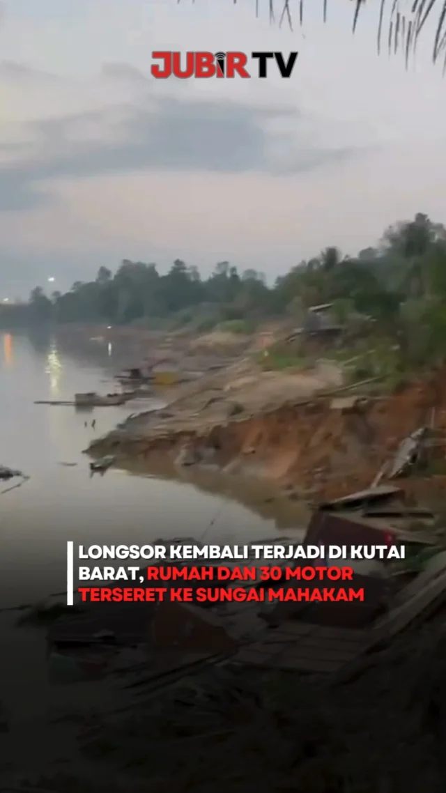 Longsor kembali terjadi di Kampung Muara Bunyut, Kecamatan Melak, Kutai Barat, Jumat (7/8/2026).

Tebing bantaran Sungai Mahakam amblas dan berdampak pada empat rumah. Satu rumah terseret ke sungai, sementara tiga lainnya mengalami kerusakan akibat pergerakan tanah.

Sekitar 30 sepeda motor dan satu mobil pikap juga ikut terjatuh ke Sungai Mahakam. Beruntung, tidak ada korban jiwa dalam kejadian ini.

Petugas dan warga masih melakukan evakuasi serta pendataan. Masyarakat di sekitar lokasi diminta menjauh dari area longsor dan mewaspadai kemungkinan longsor susulan.

Sc: Berbagai Sumber
Editor: Tino

#jubirtv #jubirtvnewscom #kutai_barat #kutai_barat #sungaimahakam #muarabunyut #longsor #kalimantantimur #bencanaalam #longsorhariini #beritaterkini