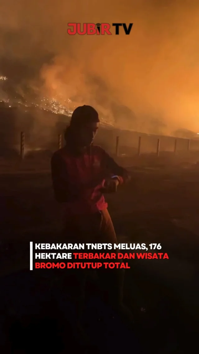 Kebakaran hutan dan lahan di kawasan Taman Nasional Bromo Tengger Semeru (TNBTS) terus meluas. Hingga Senin (10/8/2026), luas area yang terbakar dilaporkan mencapai sekitar 176 hektare dan api telah merambat hingga kawasan Penanjakan, Pasuruan.

Sejak Sabtu (8/8) malam, seluruh pintu masuk wisata Gunung Bromo ditutup total demi keselamatan wisatawan sekaligus memudahkan proses pemadaman.

Petugas masih berjibaku mengendalikan api di tengah medan yang curam dan sulit dijangkau, serta kondisi angin yang dapat mempercepat penjalaran api.

Sejauh ini tidak ada laporan korban jiwa. Penyebab pasti kebakaran masih diselidiki, sementara TNBTS menduga faktor manusia menjadi salah satu penyebabnya.

Sc: Berbagai Sumber
Editor: Tino

#jubirtv #jubirtvnewscom #bromo #gunungbromo #tnbts #karhutla #kebakaranbromo #jawatimur #pasuruan #probolinggo #bencanaalam
