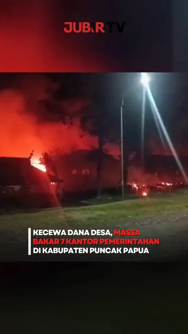 Situasi di Distrik Ilaga, Kabupaten Puncak, Papua, memanas setelah pembagian Dana Desa Tahap I Tahun 2026 memicu aksi massa, Selasa (11/8/2026).

Massa yang kecewa terhadap mekanisme pembagian dana desa kemudian membakar sedikitnya tujuh gedung pemerintahan, termasuk Kantor Bupati dan Gedung DPRD Puncak.

Kantor PMK, Dukcapil, Kesbangpol, Dinas Sosial, hingga Kantor Keuangan juga ikut terbakar. Satu kendaraan dinas turut dilaporkan ludes.

Personel gabungan kini disiagakan untuk mengamankan situasi dan menyelidiki aksi perusakan fasilitas pemerintahan tersebut.

Sc: Berbagai Sumber
Editor: Tino

#jubirtv #jubirtvnewscom #kabupatenpuncak #ilaga #papua #danadesa #kerusuhan #kantorbupati #dprd #beritapapua #beritaterkini