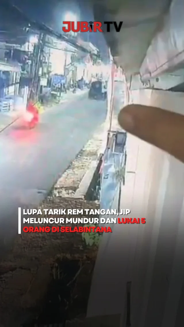Niat ditinggal salat, mobil jip malah meluncur mundur tanpa pengemudi. 😳

Peristiwa terjadi di Jalan Raya Selabintana, Sukabumi, Kamis (20/8/2026) malam. Jip yang diparkir di jalan agak menurun itu diduga lupa ditarik rem tangan.

Mobil kemudian menghantam gerobak martabak, sepeda motor, hingga pagar rumah warga. Lima orang mengalami luka-luka dan langsung dilarikan ke rumah sakit.

Polisi masih menangani dan menyelidiki kecelakaan tersebut.

Editor: Tino

#jubirtv #jubirtvnewscom #sukabumi #selabintana #kecelakaan #kecelakaanlalulintas #beritasukabumi #kotasukabumi #kabupatensukabumi #beritaterkini #infoterkini