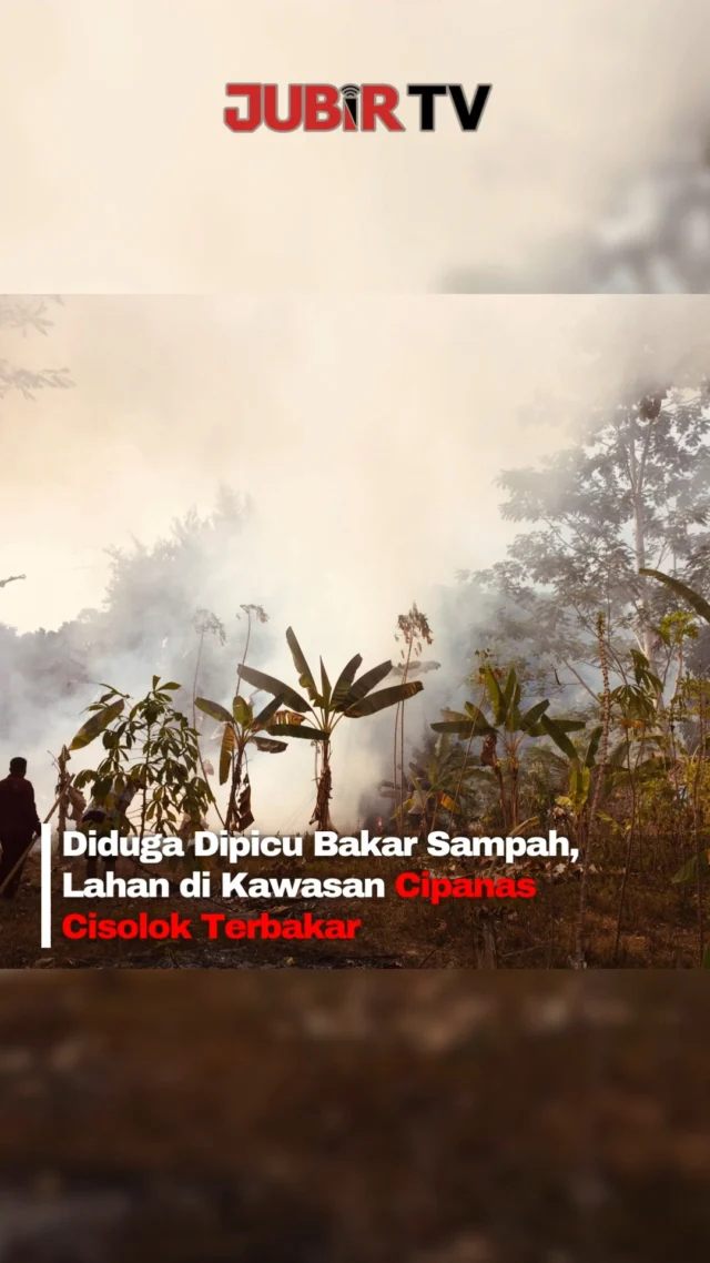 Api membakar lahan di kawasan wisata Cipanas Cisolok, Kabupaten Sukabumi, Sabtu (22/8/2026). 🔥

Kobaran api muncul di belakang deretan warung dekat area parkir dan sempat membuat para pemilik warung panik hingga mengevakuasi barang-barang.

Petugas Damkar menduga kebakaran dipicu aktivitas pembakaran sampah. Api juga cepat menjalar karena lahan dipenuhi alang-alang kering dan tumpukan sampah.

Dua unit mobil pemadam dikerahkan. Setelah sekitar satu jam berjibaku, api akhirnya berhasil dipadamkan dan tidak sampai merusak warung maupun fasilitas utama wisata.

Editor: Tino

#jubirtv #jubirtvnewscom #cipanascisolok #cisolok #sukabumi #kabupatensukabumi #kebakaran #kebakaranlahan #damkarsukabumi #beritasukabumi #infoterkini