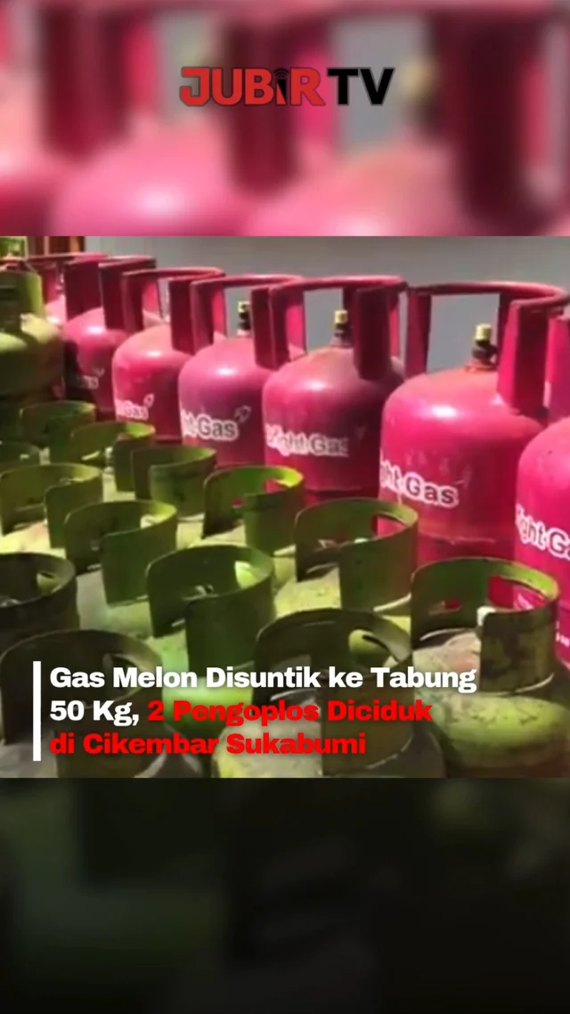 LPG 3 kg yang seharusnya untuk masyarakat malah dioplos ke tabung non-subsidi. 😳

Satreskrim Polres Sukabumi mengamankan dua pria yang diduga menjalankan bisnis pengoplosan LPG subsidi di Cikembar, Sukabumi.

Dalam sekali aktivitas, pelaku disebut membutuhkan sekitar 300 tabung LPG 3 kg dan aksinya dilakukan hingga tiga kali dalam sepekan. Isinya kemudian dipindahkan ke tabung 12 kg dan 50 kg untuk dijual kembali.

Polisi kini masih mendalami asal pasokan LPG subsidi serta kemungkinan adanya pihak lain yang terlibat.

Editor: Tino

#jubirtv #jubirtvnewscom #sukabumi #lpg3kg #lpgsubsidi #elpiji #pengoplosanlpg #polisisukabumi #cikembar #beritasukabumi #beritaterkini