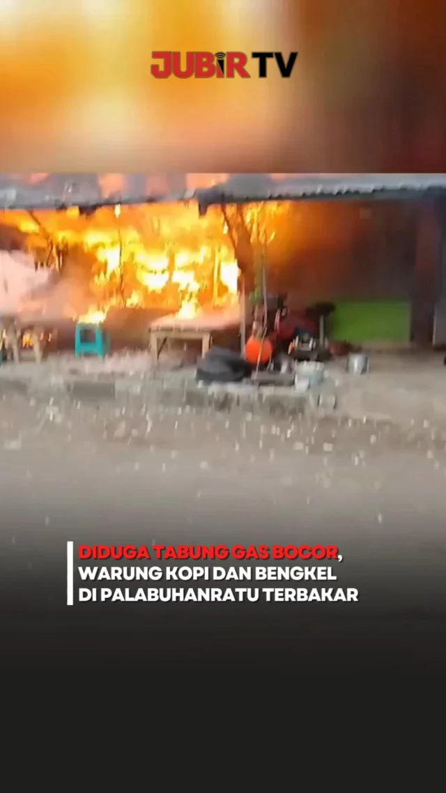 Warung kopi dan bengkel tambal ban di Palabuhanratu, Sukabumi, terbakar pada Rabu pagi (26/8/2026). 🔥

Kebakaran yang terjadi di Kampung Cangehgar itu diduga dipicu kebocoran tabung gas.

Petugas Damkar Palabuhanratu bergerak cepat dan berhasil mengendalikan api sebelum merambat ke bangunan lain di kawasan permukiman.

Hingga saat ini, belum ada laporan korban jiwa maupun informasi mengenai kerugian akibat kejadian tersebut.

Editor: Tino

#jubirtv #jubirtvnewscom #palabuhanratu #sukabumi #kebakaran #kebakaransukabumi #damkarsukabumi #tabunggas #beritasukabumi #beritaterkini