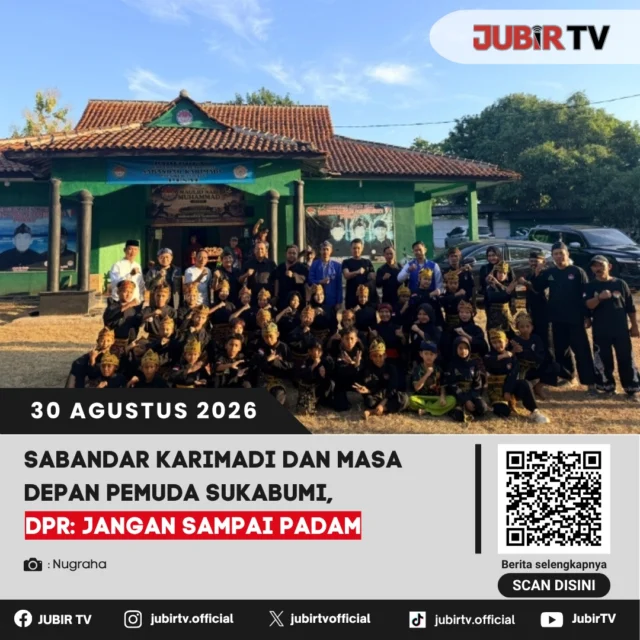 Perguruan Pencak Silat Sabandar Karimadi Palabuhanratu dinilai bukan sekadar tempat menempa kemampuan bela diri, tetapi bagian dari warisan budaya yang memiliki peran penting dalam membentuk karakter generasi muda Sukabumi.

Anggota Komisi VII DPR RI, Iman Adinugraha menilai keberadaan perguruan yang telah melewati perjalanan panjang tersebut harus dirawat sekaligus dikembangkan agar tetap relevan dengan kebutuhan generasi muda.

Menurut Iman, Sabandar Karimadi memiliki modal sejarah, tradisi dan sumber daya manusia yang dapat menjadi kekuatan dalam membangun karakter anak muda.

📌 𝐈𝐧𝐟𝐨 𝐥𝐞𝐧𝐠𝐤𝐚𝐩𝐧𝐲𝐚 𝐜𝐞𝐤 𝐝𝐢 𝐬𝐭𝐨𝐫𝐲 & 𝐬𝐨𝐫𝐨𝐭𝐚𝐧

𝗣𝗲𝗻𝗷𝗲𝗹𝗮𝘀𝗮𝗻 𝗹𝗲𝗻𝗴𝗸𝗮𝗽𝗻𝘆𝗮 𝗱𝗶 𝗸𝗼𝗹𝗼𝗺 𝗸𝗼𝗺𝗲𝗻𝘁𝗮𝗿 👇
#jubirtv #jubirtvnewscom #sabandarkarimadi #sabandar #pencaksilat #anggotadpr #dpr #imanadinugraha