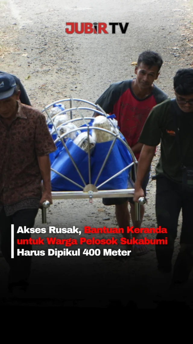 Perjalanan menuju Kampung Pasirmuncang, Desa Sagaranten, Kabupaten Sukabumi, tak semudah yang dibayangkan.

Akses jalan yang rusak dan curam membuat bantuan dari LAZISMU Jawa Barat harus dibawa dengan berjalan kaki hingga sekitar 400 meter.

Bantuan tersebut berupa perlengkapan pemulasaraan jenazah dan satu keranda mayat. Sebelumnya, warga di kampung ini tidak memiliki keranda yang layak dan terpaksa menggunakan sarung serta bambu untuk menggotong jenazah menuju pemakaman.

Kini, Kampung Pasirmuncang hanya dihuni sekitar 23 kepala keluarga yang sebagian besar merupakan lansia.

Editor: Tino

#jubirtv #jubirtvnewscom #sukabumi #sagaranten #pasirmuncang #pelosoksukabumi #jalanrusak #keranda #kisahwarga #lazismu #beritasukabumi