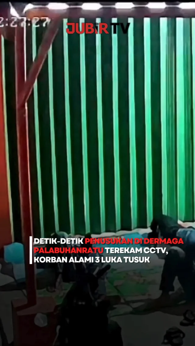 Aksi penusukan di kawasan Dermaga PPN Palabuhanratu, Sukabumi, terekam kamera CCTV. 😳

Seorang warga bernama Aep mengalami tiga luka tusuk setelah diduga diserang secara mendadak pada Rabu malam (26/8/2026).

Berdasarkan keterangan warga, pelaku sempat datang untuk memastikan keberadaan korban sebelum kembali beberapa menit kemudian dan melakukan penusukan.

Peristiwa tersebut diduga dipicu tuduhan santet, namun polisi masih mendalami motif sebenarnya. Terduga pelaku telah diamankan tak lama setelah kejadian dan diduga berada di bawah pengaruh minuman keras.

Editor: Tino

#jubirtv #jubirtvnewscom #palabuhanratu #sukabumi #penusukan #kriminal #cctv #dermagapalabuhanratu #polressukabumi #beritasukabumi #beritaterkini