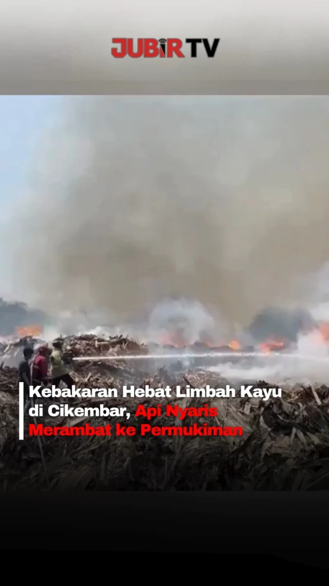 Kebakaran hebat melanda tempat penampungan limbah kayu veneer di Kecamatan Cikembar, Kabupaten Sukabumi, Kamis (27/8/2026). 🔥

Kobaran api muncul dari bagian tengah tumpukan limbah kayu dan sempat dikhawatirkan merambat ke pabrik, kawasan industri, hingga permukiman warga di sekitar lokasi.

Petugas Damkar bersama TNI, Polri, perangkat desa, dan warga berjibaku melakukan penyekatan agar api tidak meluas.

Hingga penanganan berlangsung, penyebab pasti kebakaran masih dalam penyelidikan

Editor: Tino

#jubirtv #jubirtvnewscom #sukabumi #cikembar #kebakaran #kebakaranhebat #limbahkayu #damkarsukabumi #beritasukabumi #kabupatensukabumi #beritaterkini