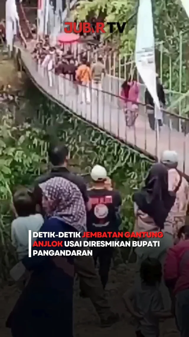 Baru saja diresmikan, Jembatan Gantung Pongpet di Desa Margacinta, Kecamatan Cijulang, Kabupaten Pangandaran, mendadak anjlok pada Minggu sore (30/8/2026). 😳

Insiden terjadi saat sekitar 50 orang, termasuk Bupati Pangandaran dan sejumlah pejabat, melintasi jembatan usai prosesi peresmian.

Salah satu angkur atau konstruksi pengikat dilaporkan patah. Dugaan sementara, jembatan anjlok akibat kelebihan beban.

Tak ada korban jiwa, namun sejumlah orang mengalami luka lecet.

Editor: Tino

#jubirtv #jubirtvnewscom #pangandaran #jembatanambruk #jembatangantung #jembatanpongpet #jawabarat #cijulang #viral #beritaterkini #infoterkini