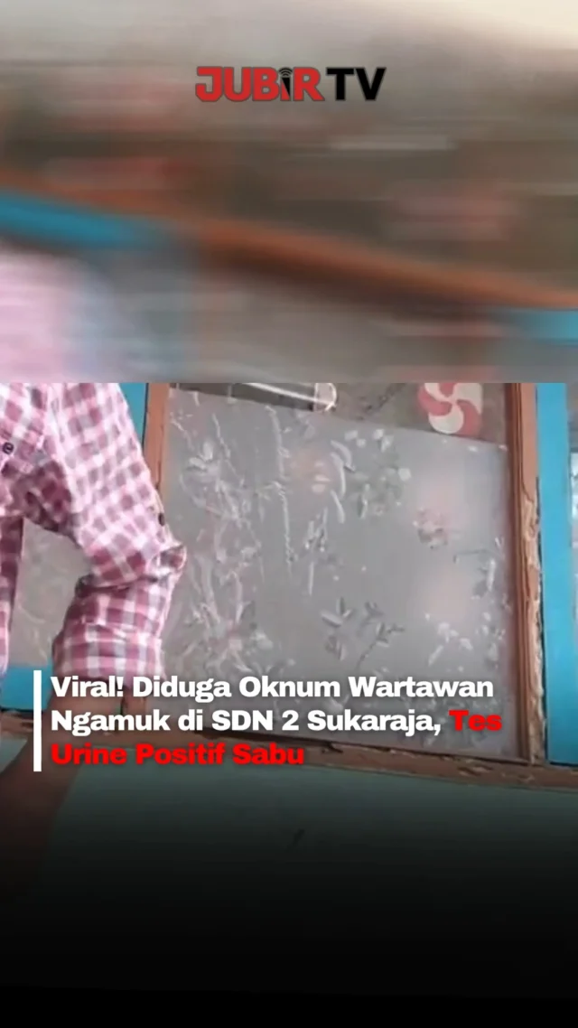 Viral di media sosial, pria yang mengaku sebagai wartawan diduga ngamuk dan mengintimidasi Kepala SDN 2 Sukaraja, Kabupaten Sukabumi. 😳

Pria berinisial AS (46) kemudian diamankan polisi. Dari hasil tes urine yang dilakukan Polsek Sukaraja bersama BNNK Sukabumi, AS dinyatakan positif narkoba jenis sabu.

Polisi masih mendalami motif dan dugaan tindak pidana dalam kejadian tersebut, termasuk informasi soal dugaan pemaksaan pembelian koran di lingkungan sekolah.

AS diduga dapat dijerat Pasal 483 dan Pasal 448 KUHP juncto Pasal 126 KUHP.

Editor: Tino

#jubirtv #jubirtvnewscom #sukabumi #sukaraja #oknumwartawan #wartawan #sabu #narkoba #kriminal #polisisukabumi #beritasukabumi