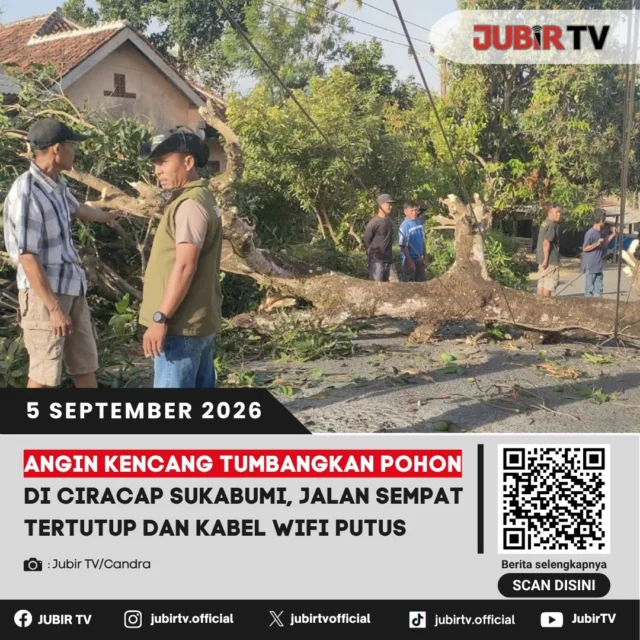 🌳 Angin Kencang Tumbangkan Pohon di Ciracap, Jalan Sempat Tertutup

Pohon mangga setinggi sekitar 10 meter tumbang di ruas Jalan Ciracap–Ujunggenteng, Kampung Ciputat, Desa Cikangkung, Sabtu (5/9/2026) sore.

Tidak ada korban jiwa maupun kerugian material. Namun, pohon sempat mengganggu akses warga dan memutus kabel jaringan WiFi. Petugas gabungan kemudian melakukan evakuasi hingga jalan kembali bisa dilalui.

𝗣𝗲𝗻𝗷𝗲𝗹𝗮𝘀𝗮𝗻 𝗹𝗲𝗻𝗴𝗸𝗮𝗽𝗻𝘆𝗮 𝗱𝗶 𝗸𝗼𝗹𝗼𝗺 𝗸𝗼𝗺𝗲𝗻𝘁𝗮𝗿 👇

#jubirtv #jubirtvnewscom #ciracap #sukabumi #pohontumbang #anginkencang #bencanasukabumi #tagana #p2bk #beritasukabumi