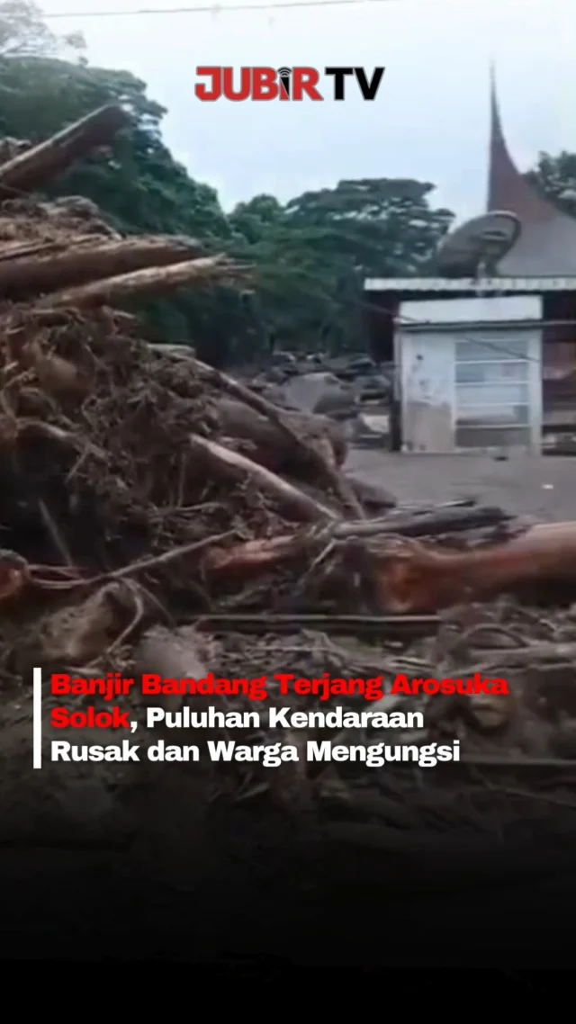 Banjir bandang atau galodo menerjang kawasan Arosuka, Kabupaten Solok, Sumatera Barat, Senin (21/9/2026) malam.

Material pasir, batu, lumpur, dan air masuk ke kawasan Kantor Bupati hingga permukiman warga. Akses Padang-Solok sempat terputus akibat jalan tertutup material banjir.

Data sementara BPBD mencatat 4 orang luka, 11 kantor pemerintah terdampak, 21 mobil dan 7 sepeda motor rusak, serta 32 warga dari 9 KK mengungsi.

Penanganan darurat dan pendataan dampak bencana masih berlangsung.

Sc; Berbagai Sumber
Editor: Tino

#jubirtv #jubirtvnewscom #banjirbandang #galodo #solok #sumaterabarat #banjirsolok #bencanalam #bpbd #beritaterkini #beritaindonesia