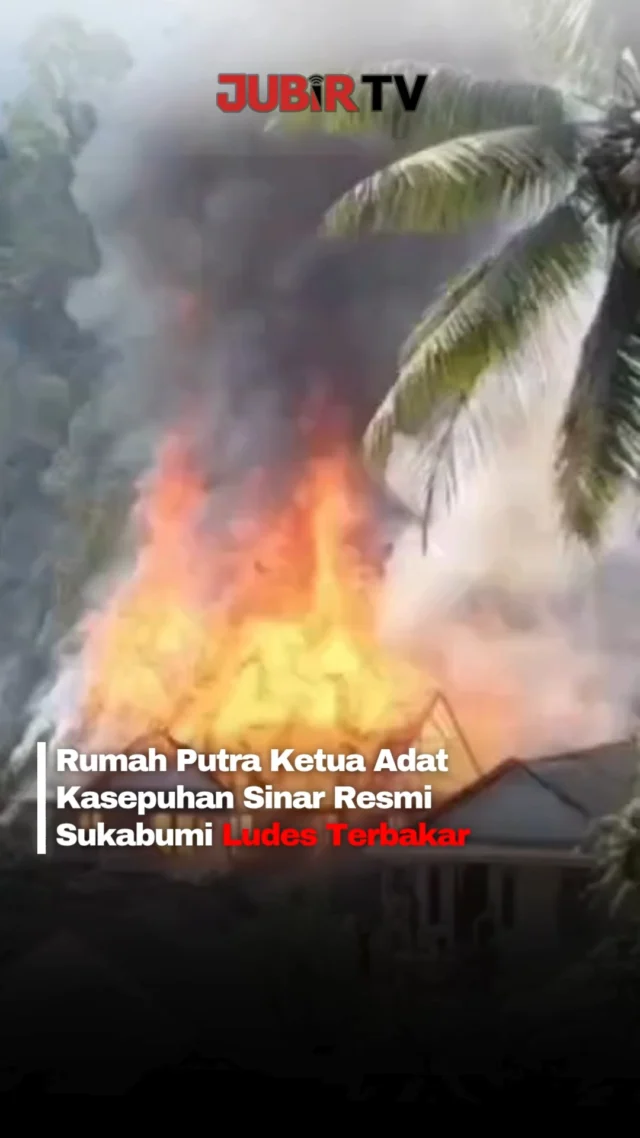 Kebakaran hebat melanda rumah panggung tradisional milik Sekdes Sirnaresmi, Vilka Mandala, di Kampung Adat Kasepuhan Sinar Resmi, Cisolok, Sukabumi, Senin (7/9/2026) pagi.

Rumah yang didominasi kayu, bambu, dan bilik anyaman ludes terbakar. Vilka bersama istri dan anak-anaknya berhasil menyelamatkan diri.

Api sempat mengancam rumah warga sekitar, namun warga Kasepuhan bergotong royong memadamkan api agar tidak merembet.

Penyebab kebakaran hingga kini masih belum diketahui.

Editor: Tino

#jubirtv #jubirtvnewscom #sukabumi #cIsolok #sinarresmi #kasepuhansinarresmi #kebakaran #kebakaransukabumi #sirnaresmi #beritasukabumi #infisukabumi
