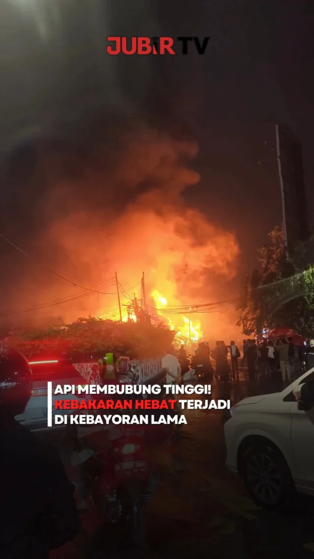 Kebakaran melanda sebuah rumah tinggal di kawasan Kebayoran Lama, Jakarta Selatan, Selasa (22/9/2026) malam.

Api terlihat membubung tinggi dan membakar sejumlah bagian bangunan di Jalan Teuku Nyak Arif. Kobaran api juga sempat menarik perhatian warga dan pengguna jalan di sekitar lokasi.

Petugas Sudin Gulkarmat Jakarta Selatan langsung dikerahkan setelah menerima laporan sekitar pukul 20.40 WIB. Sebanyak 24 unit mobil pemadam dan 128 personel diterjunkan untuk menangani kebakaran.

Petugas kini telah memasuki tahap pendinginan. Sementara itu, penyebab kebakaran serta ada atau tidaknya korban jiwa masih belum diketahui.

Sc: Berbagai Sumber
Editor: Tino

#jubirtv #jubirtvnewscom #kebakaran #kebayoranlama #jakartaselatan #jakarta #damkar #kebakaranjakarta #beritaterkini #beritaindonesia #peristiwa