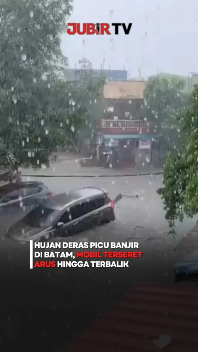 Hujan deras mengguyur Kota Batam, Kepulauan Riau, hingga menyebabkan banjir di sejumlah wilayah, Selasa (22/9/2026).

Di kawasan Bengkong, derasnya arus bahkan menyeret sebuah minibus yang sempat terjebak di tengah genangan hingga terperosok ke parit dalam kondisi terbalik.

Banjir juga merendam sejumlah ruas jalan dan permukiman lainnya. Warga diimbau berhati-hati dan tidak memaksakan diri menerobos genangan, terutama saat arus mulai deras.

Sc: Berbagai Sumber
Editor: Tino

#jubirtv #jubirtvnewscom #banjirbatam #batam #kepulauanriau #banjir #hujanderas #bencanabanjir #bengkong #beritaterkini #beritaindonesia