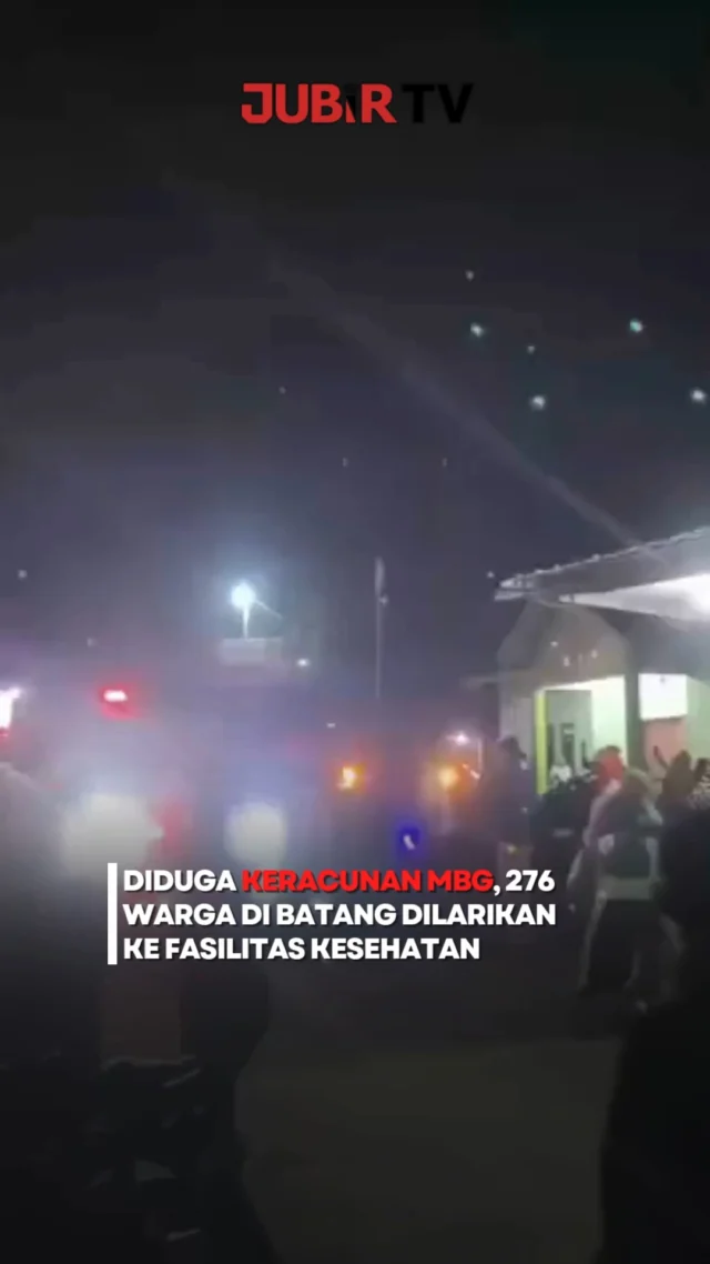 Sebanyak 276 warga di Kecamatan Bawang, Kabupaten Batang, Jawa Tengah, diduga mengalami gangguan kesehatan setelah mengonsumsi makanan program Makan Bergizi Gratis atau MBG.

Keluhan mulai dirasakan beberapa jam setelah makanan dibagikan pada Selasa (22/9/2026). Para siswa hingga sejumlah orang tua mengeluhkan mual dan pusing setelah menyantap makanan MBG sekitar pukul 11.00 WIB.

Hingga Rabu (23/9/2026) malam, ratusan warga dari sejumlah sekolah dan titik penerima manfaat mendapat penanganan di beberapa fasilitas kesehatan. Sebanyak 20 pasien dari Kecamatan Bawang tercatat dirawat di RSUD Kalisari.

Sementara itu, SPPG yang memasok makanan ke 11 titik penerima manfaat dihentikan sementara. Dinas Kesehatan juga telah mengambil sampel makanan untuk diperiksa di laboratorium.

Telur menjadi salah satu makanan yang diduga berkaitan dengan keluhan warga, namun penyebab pasti kejadian ini masih menunggu hasil pemeriksaan. Pemerintah juga belum menetapkan peristiwa tersebut sebagai kejadian luar biasa atau KLB.

Sc: Berbagai Sumber
Editor: Tino

#jubirtv #jubirtvnewscom #mbg #makanbergizigratis #batang #keracunan #jateng #kesehatan #beritaterkini #beritaindonesia