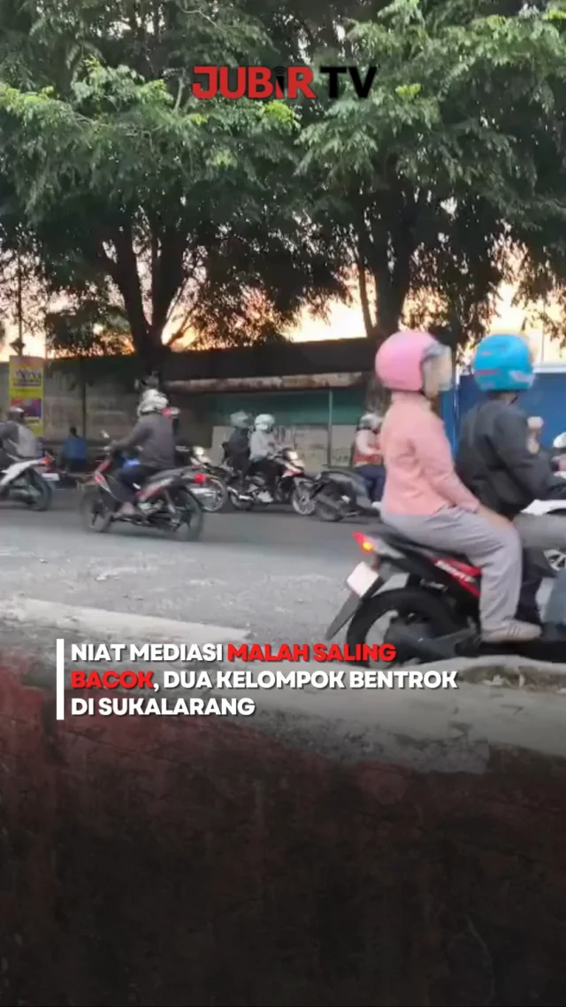 Niat awalnya menyelesaikan perselisihan lewat mediasi, dua kelompok di Sukalarang, Kabupaten Sukabumi, justru terlibat bentrokan dan saling bacok menggunakan golok.

Peristiwa yang terjadi Selasa (22/9/2026) sore itu terekam video dan viral di media sosial. Sejumlah orang mengalami luka dan harus mendapat perawatan di rumah sakit.

Polisi telah mengamankan sejumlah barang bukti dan masih memeriksa saksi untuk memburu pihak lain yang diduga terlibat.

Editor: Tino

#jubirtv #jubirtvnewscom #bentrokan #sukalarang #sukabumi #kriminal #pembacokan #viral #beritaterkini #beritaindonesia #peristiwa