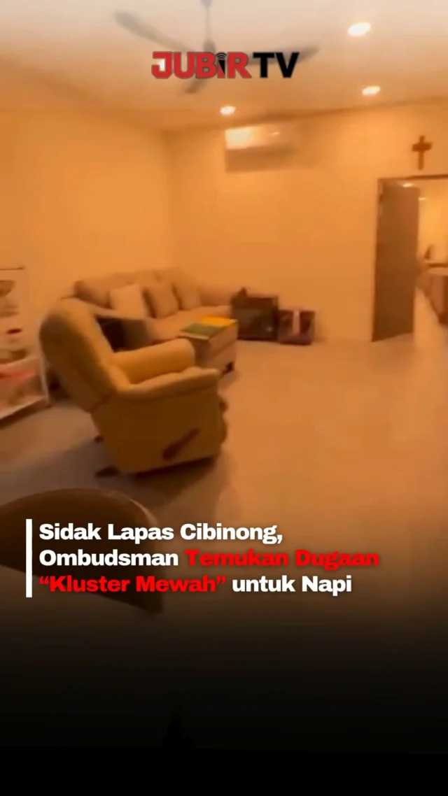 Sidak Ombudsman RI di Lapas Kelas IIA Cibinong, Kabupaten Bogor, menemukan dugaan hunian mewah di area belakang lapas.

Sejumlah bangunan disebut memiliki fasilitas seperti sofa, televisi, kulkas hingga kamar mandi dengan shower. Ombudsman juga menyoroti adanya akses keluar yang dinilai berpotensi menjadi celah keamanan.

Temuan tersebut kini masih dalam pendalaman dan Ombudsman mendesak adanya evaluasi menyeluruh.

Sc: Berbagai Sumber
Editor: Tino

#jubirtv #jubirtvnewscom #lapas #cibinong #bogor #ombudsman #kemenimipas #narapidana #beritaterkini #beritaindonesia #peristiwa