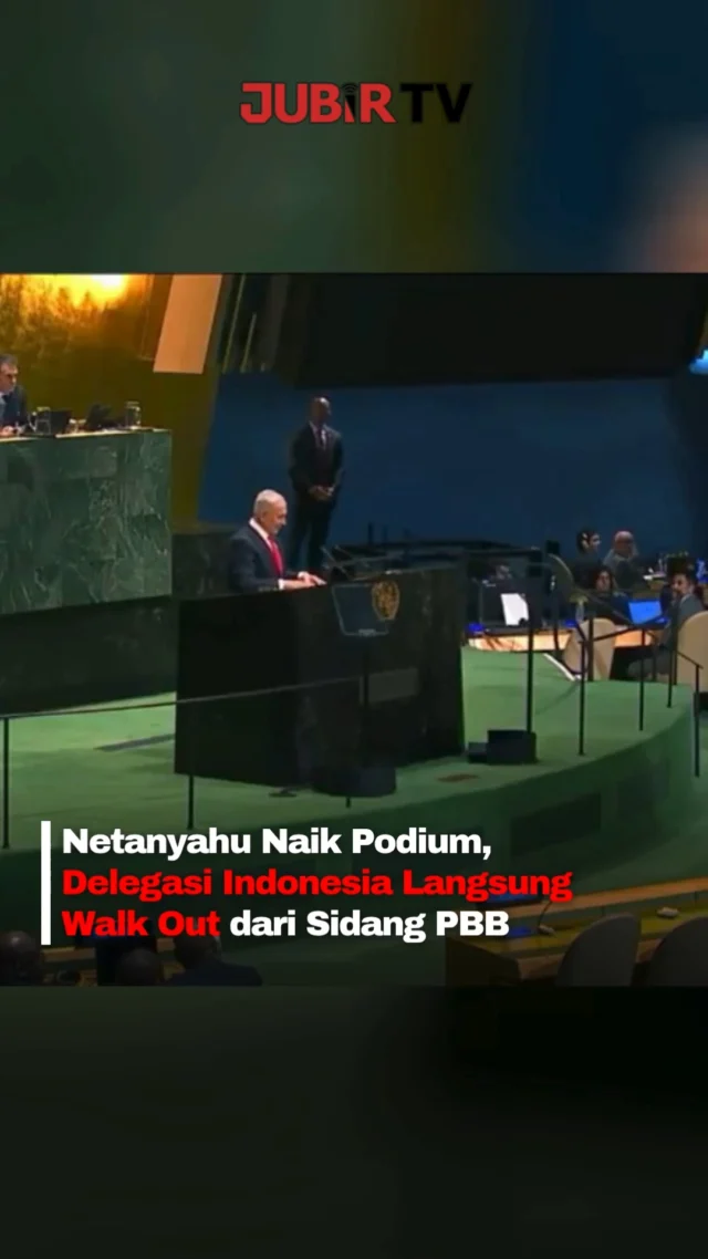 Momen delegasi Indonesia meninggalkan ruang Sidang Majelis Umum PBB saat Benjamin Netanyahu bersiap menyampaikan pidato di New York, Kamis (24/9/2026).

Aksi walk out tersebut juga dilakukan delegasi dari puluhan negara lain. Sejumlah laporan menyebut 77 delegasi tidak berada di ruang sidang ketika Netanyahu mulai berpidato.

Netanyahu kemudian menyebut para delegasi yang meninggalkan ruangan sebagai “pengecut moral”.

Sc: Berbagai Sumber
Editor: Tino

#jubirtv #jubirtvnewscom #pbb #unitednations #netanyahu #indonesia #israel #palestina #internasional #beritainternasional #beritaterkini