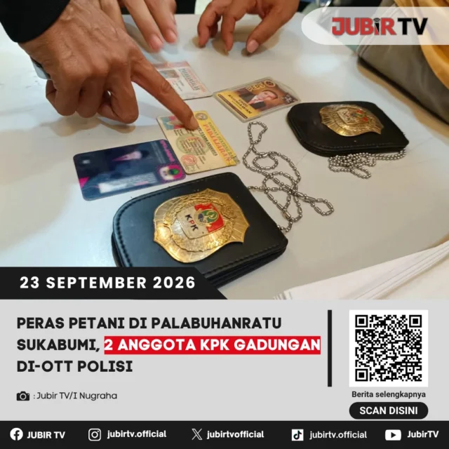 🚨 Peras Petani di Palabuhanratu, 2 Anggota KPK Gadungan Ditangkap Polisi

Dua pria yang mengaku sebagai perwakilan LSM KPK ditangkap polisi dalam operasi tangkap tangan (OTT) di Palabuhanratu, Sukabumi. Keduanya diduga memeras ketua kelompok tani dengan meminta uang agar dugaan penyalahgunaan bantuan ternak tidak disebarluaskan.

Polisi mengamankan uang Rp5 juta beserta sejumlah barang bukti dan menetapkan keduanya sebagai tersangka.

Bagaimana modus keduanya memeras petani?

📌 𝐈𝐧𝐟𝐨 𝐥𝐞𝐧𝐠𝐤𝐚𝐩𝐧𝐲𝐚 𝐜𝐞𝐤 𝐝𝐢 𝐬𝐭𝐨𝐫𝐲 & 𝐬𝐨𝐫𝐨𝐭𝐚𝐧

#jubirtv #jubirtvnewscom #sukabumi #palabuhanratu #pemerasan #kpkgadungan #polisi #kelompoktani #kriminal #beritasukabumi