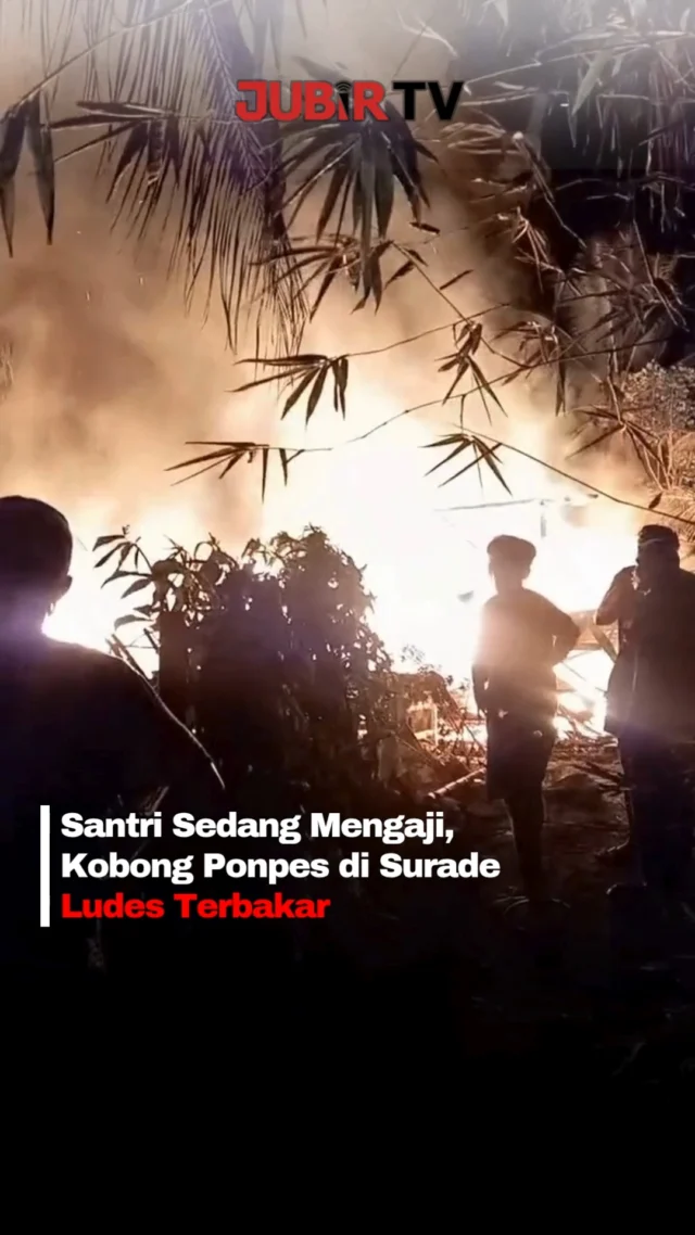 Kobong atau asrama santri putra di Pondok Pesantren Riyadulhidayah, Surade, Sukabumi, ludes terbakar pada Selasa (29/9/2026) malam.

Bangunan berukuran 10x14 meter itu sedang kosong karena para santri berada di masjid untuk mengikuti pengajian. Petugas Damkar Pos Surade langsung melakukan pemadaman dan berhasil mencegah api merembet ke permukiman sekitar.

Tidak ada korban jiwa maupun luka-luka. Namun, bangunan beserta perabotannya mengalami kerusakan parah dengan kerugian sementara ditaksir mencapai Rp100 juta. Penyebab kebakaran masih dalam penyelidikan.

Editor: Tino

#jubirtv #jubirtvnewscom #kebakaran #surade #sukabumi #ponpes #pesantren #asramasantri #damkar #beritaterkini #infosukabumi