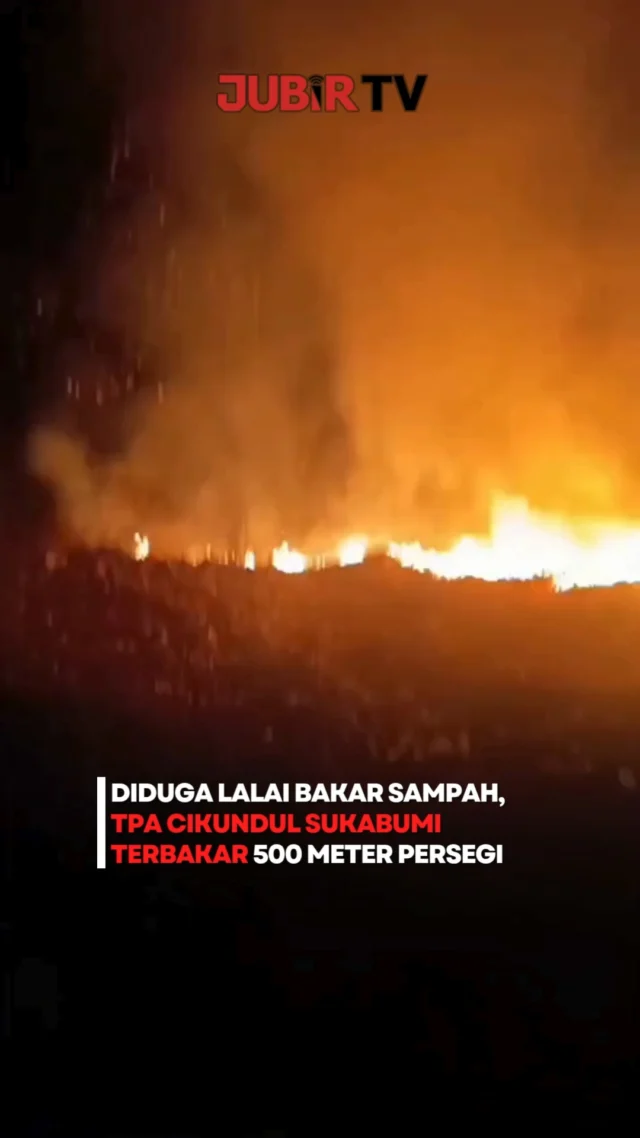 Kebakaran melanda timbunan sampah di TPA Cikundul, Kelurahan Situmekar, Kecamatan Lembursitu, Kota Sukabumi, Sabtu (26/9/2026) malam.

Area yang terbakar mencapai sekitar 500 meter persegi. Api diketahui setelah warga melihat kepulan asap tebal disertai titik api di sekitar timbunan sampah dan lahan TPA.

Dugaan sementara, kebakaran dipicu aktivitas pembakaran sampah yang ditinggalkan tanpa memastikan api benar-benar padam. Sisa bara kemudian diduga merambat ke material yang mudah terbakar.

Petugas gabungan dari BPBD, Damkar, TNI, Polri, serta sejumlah unsur lainnya langsung melakukan pemadaman. Api berhasil dipadamkan dan proses pendinginan berlangsung hingga sekitar pukul 23.40 WIB.

Tidak ada laporan korban jiwa maupun luka-luka. Sementara penyebab pasti dan kerugian material masih dalam proses pendataan.

Editor: Tino

#jubirtv #jubirtvnewscom #kebakaran #tpacikundul #sukabumi #kotasukabumi #lembursitu #bpbd #damkar #kebakaranTPA #beritaterkini