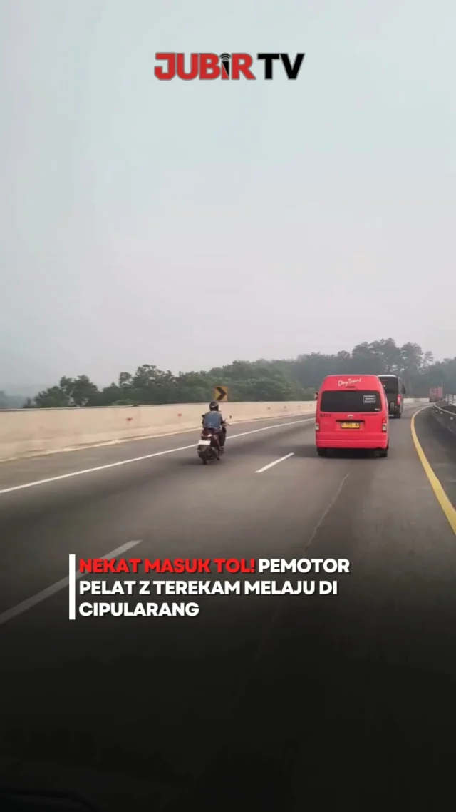 Seorang pengendara sepeda motor terekam masuk ke ruas Tol Cipularang arah Bandung pada Sabtu (26/9/2026) pagi.

Dalam rekaman yang beredar, pemotor dengan pelat nomor Z tersebut terlihat melaju di sekitar KM 106 dan beberapa kali menyalip kendaraan yang berada di jalurnya.

Belum diketahui dari gerbang tol mana pengendara tersebut masuk maupun di mana ia keluar. Identitas pengendara juga belum diketahui.

Kemunculan sepeda motor di ruas Tol Cipularang menjadi perhatian karena dapat membahayakan keselamatan pengendara maupun pengguna jalan lainnya.

Sc: Berbagai Sumber
Editor: Tino

#jubirtv #jubirtvnewscom #tolcipularang #cipularang #pemotor #motor #bandung #jawaBarat #lalulintas #viral #beritaterkini