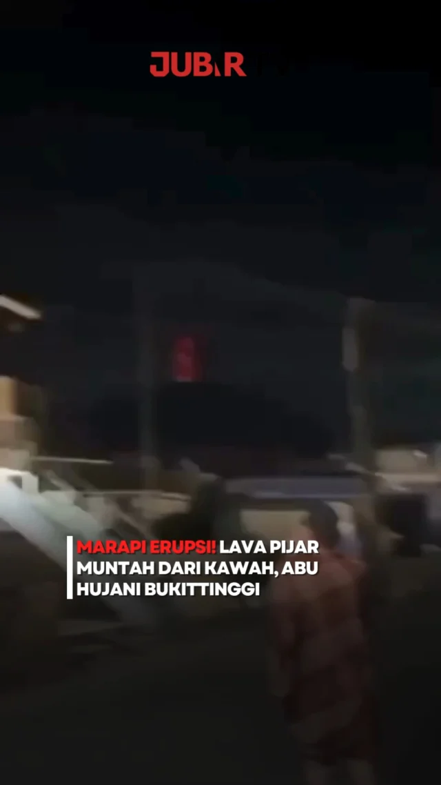Gunung Marapi di Sumatera Barat kembali mengalami erupsi pada Sabtu (26/9/2026) malam.

Rekaman yang beredar memperlihatkan semburan material vulkanik dan bebatuan pijar keluar dari kawah Gunung Marapi saat erupsi terjadi.

Berdasarkan laporan Pos Pengamatan Gunungapi Marapi, erupsi tersebut terekam dengan amplitudo maksimum 30 milimeter dan berlangsung sekitar 79 detik. Tinggi kolom abu tidak dapat diamati karena erupsi terjadi pada malam hari.

Dampaknya, hujan abu vulkanik turun di sejumlah wilayah, termasuk Kota Bukittinggi dan Kabupaten Agam. Abu bahkan terlihat berjatuhan di tengah kerumunan penonton saat sebuah acara konser berlangsung dan kemudian viral di media sosial.

Masyarakat di wilayah terdampak diimbau menggunakan masker serta melindungi mata dan kulit dari paparan abu vulkanik. Warga juga diminta menjauhi wilayah radius bahaya dan mewaspadai potensi banjir lahar di sekitar aliran sungai yang berhulu di Gunung Marapi.

Sc: Berbagai Sumber
Editor: Tino

#jubirtv #jubirtvnewscom #gunungmarapi #erupsi #marapi #bukittinggi #agam #sumaterabarat #hujanabu #bencanagunungapi #beritaterkini