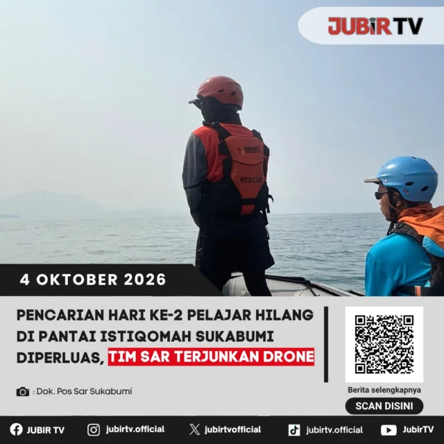 Operasi pencarian terhadap Doa Khairul Ikhsan (17), seorang pelajar SMK yang hilang terseret ombak di Pantai Istiqomah, Desa Citepus, Kecamatan Palabuhanratu, Kabupaten Sukabumi, kembali dilanjutkan pada Minggu (4/10/2026).

Penyisiran hari kedua ini diintensifkan setelah upaya pencarian pada hari pertama yang digelar Sabtu (3/10/2026) kemarin belum membuahkan hasil.

Koordinator Pos SAR Sukabumi, Suryo Adianto, menuturkan bahwa untuk mengoptimalkan operasi di lapangan, pihaknya memperluas radius penyisiran dengan membagi tim Search and Rescue Unit (SRU) menjadi empat regu. Strategi pencarian hari ini mengombinasikan pemantauan jalur udara, perairan, hingga penyisiran garis pantai.

📌 𝐈𝐧𝐟𝐨 𝐥𝐞𝐧𝐠𝐤𝐚𝐩𝐧𝐲𝐚 𝐜𝐞𝐤 𝐝𝐢 𝐬𝐭𝐨𝐫𝐲 & 𝐬𝐨𝐫𝐨𝐭𝐚𝐧
#jubirtv #jubirtvnewscom #possarsukabumi #pencariankorbantenggelam #terseretarus #pantaisukabumi