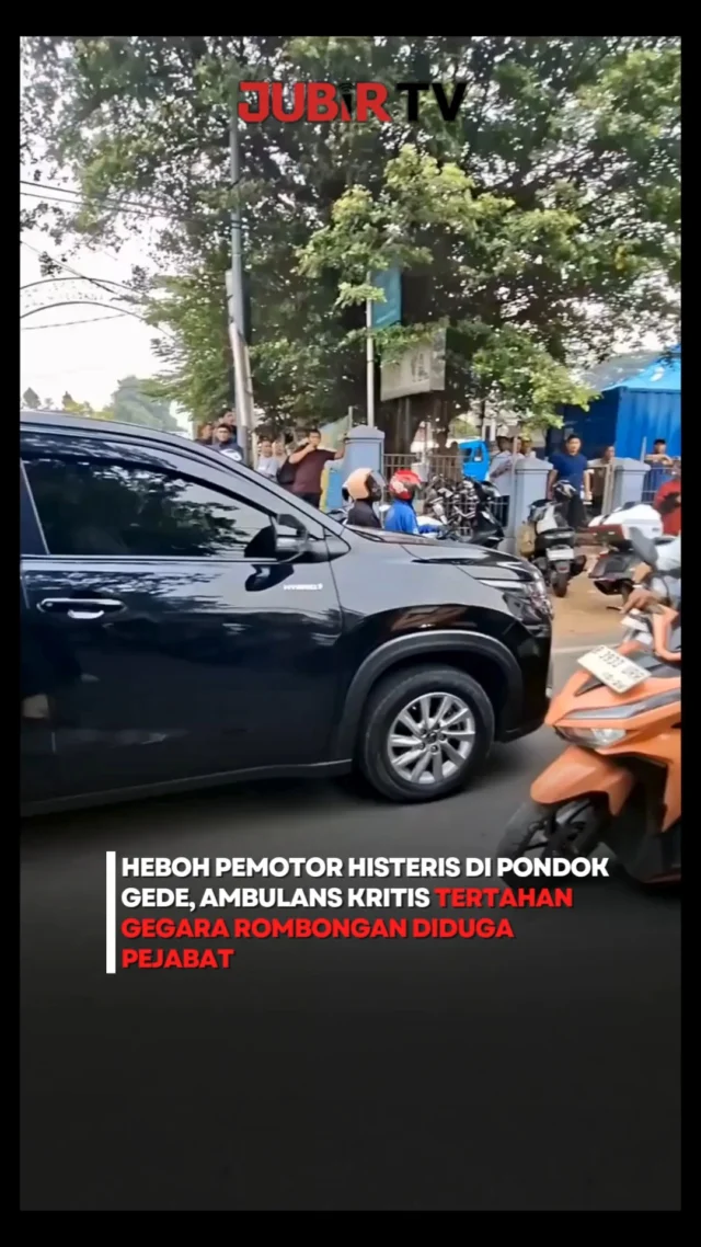 Seorang pria terekam histeris meminta jalan saat ambulans yang membawa ayahnya dalam kondisi kritis tertahan di kawasan Lubang Buaya, Jakarta Timur, Kamis (1/10/2026).

Saat itu, arus lalu lintas sedang direkayasa untuk pengamanan Upacara Hari Kesaktian Pancasila di Monumen Pancasila Sakti yang dihadiri Presiden Prabowo Subianto dan sejumlah pejabat negara.

Pria yang mengawal ambulans menggunakan sepeda motor itu kemudian turun dan berteriak meminta petugas membuka akses karena kondisi ayahnya kritis.

Kapolsek Cipayung AKP Elka Rudlof menjelaskan, penutupan jalan dilakukan secara situasional. Setelah petugas mengetahui adanya ambulans yang membawa pasien kritis, akses prioritas langsung dibuka dan ambulans dapat melanjutkan perjalanan.

Polisi juga menyampaikan permohonan maaf atas kejadian tersebut dan menyatakan insiden ini menjadi bahan evaluasi.

Sementara berdasarkan aturan lalu lintas, ambulans yang mengangkut orang sakit termasuk kendaraan yang mendapat hak utama untuk didahulukan di jalan.

Sc: Berbagai Sumber
Editor: Tino

#jubirtv #jubirtvnewscom #ambulans #lubangbuaya #jakartatimur #harikesaktianpancasila #kendaraandarurat #lalulintas #beritaterkini #beritaviral #jakarta